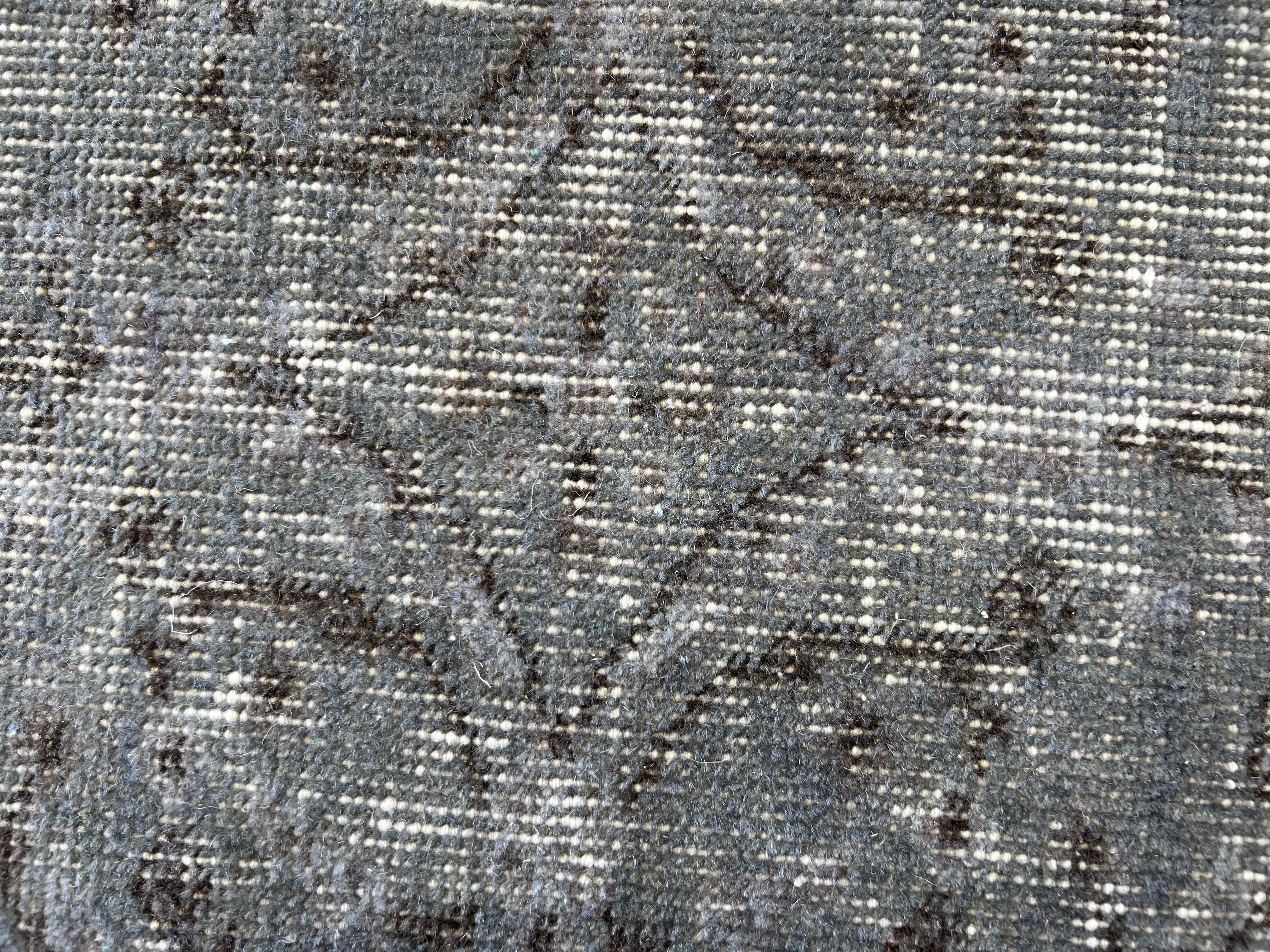 7x10 Ft Türkischer handgefertigter Teppich in Grau für moderne Wohnungen, Vintage-Teppich im Used-Look im Angebot 1