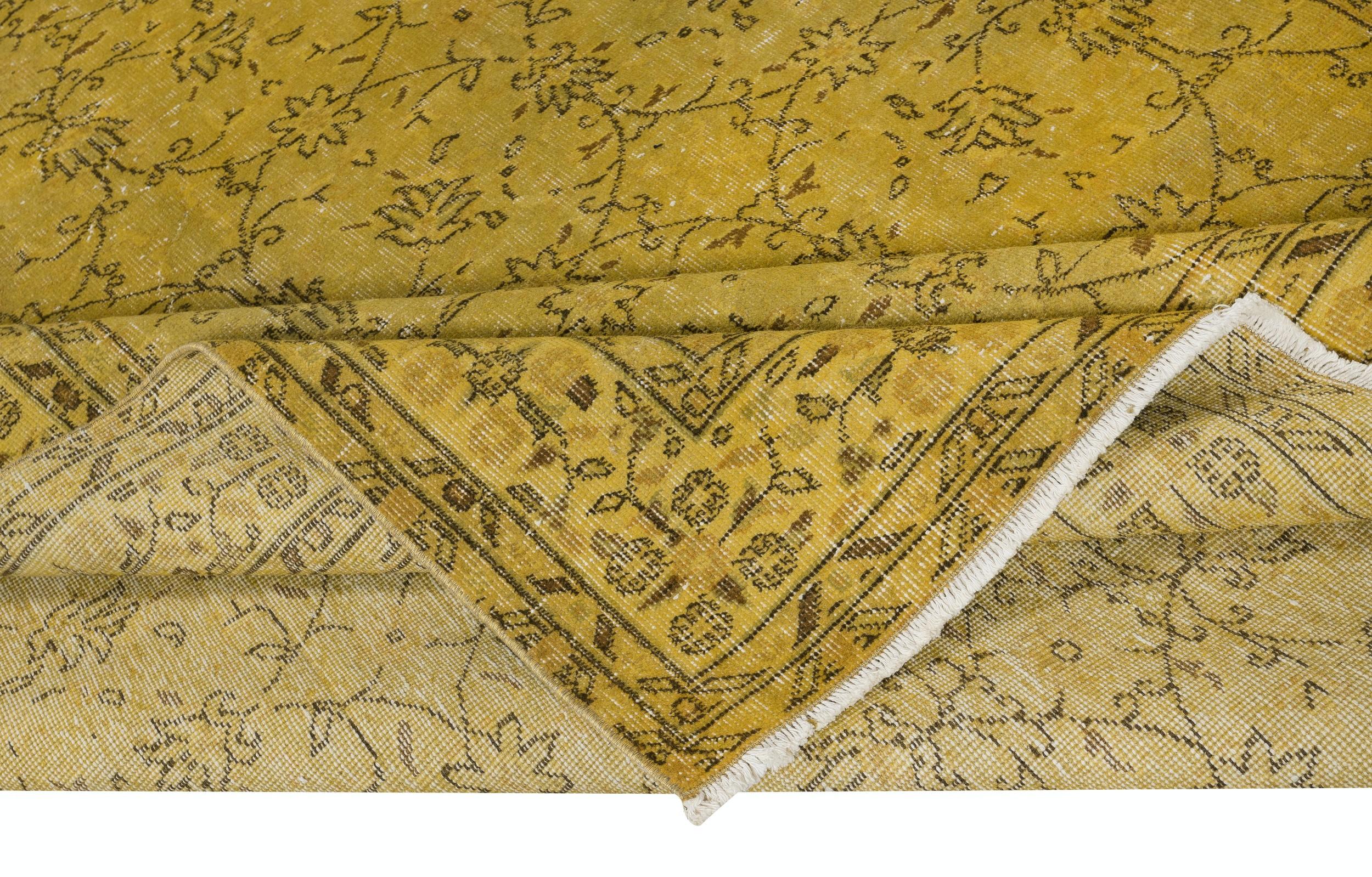 Moderno Tappeto vintage fatto a mano con motivi floreali turchi, tinto di giallo, 7x10 Ft in vendita