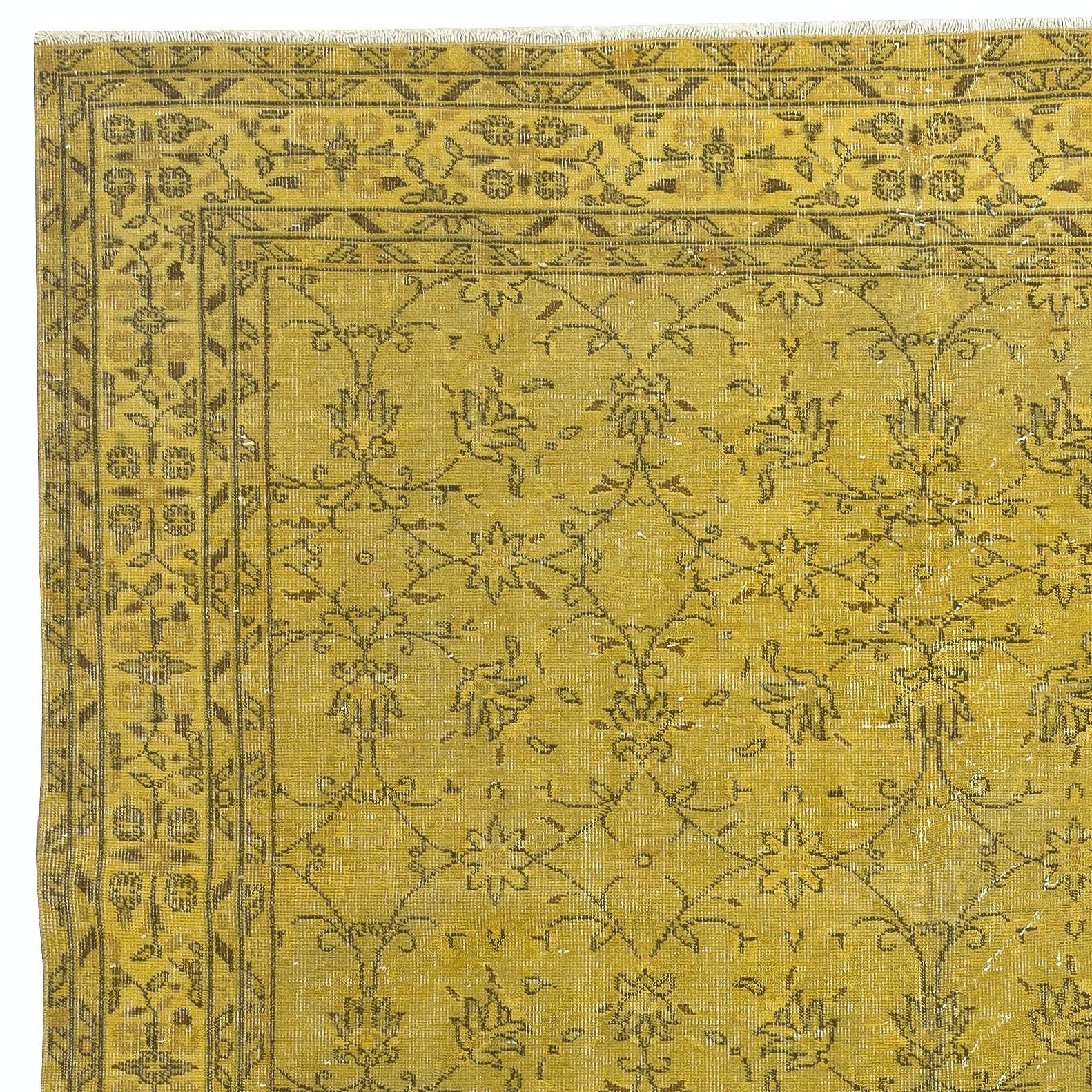 Turco Tappeto vintage fatto a mano con motivi floreali turchi, tinto di giallo, 7x10 Ft in vendita