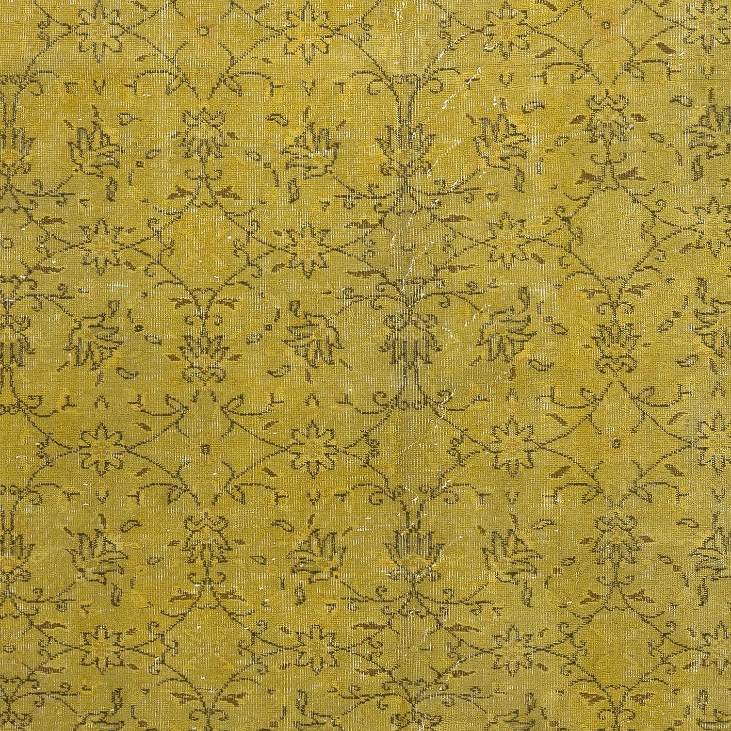 Annodato a mano Tappeto vintage fatto a mano con motivi floreali turchi, tinto di giallo, 7x10 Ft in vendita