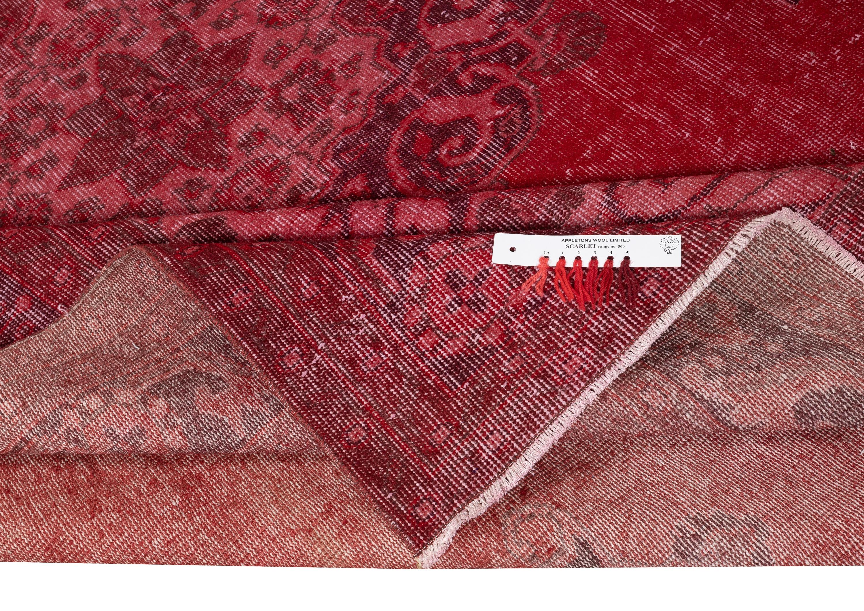 Moderno Tappeto in lana vintage fatto a mano 7x10 Ft. Tappeto turco rosso per la casa moderna in vendita