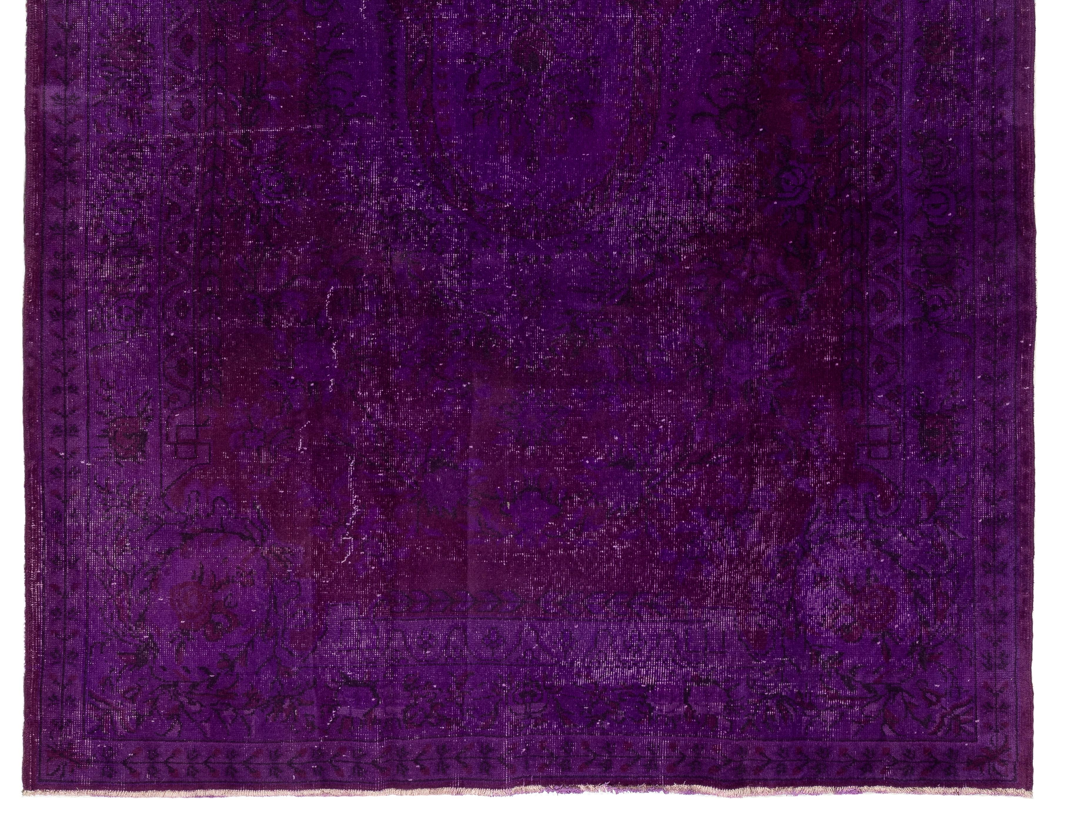 Modern 6.8x10 Ft Handmade Turkish Area Rug in Purple. Ideal for Contemporary Interiors For Sale