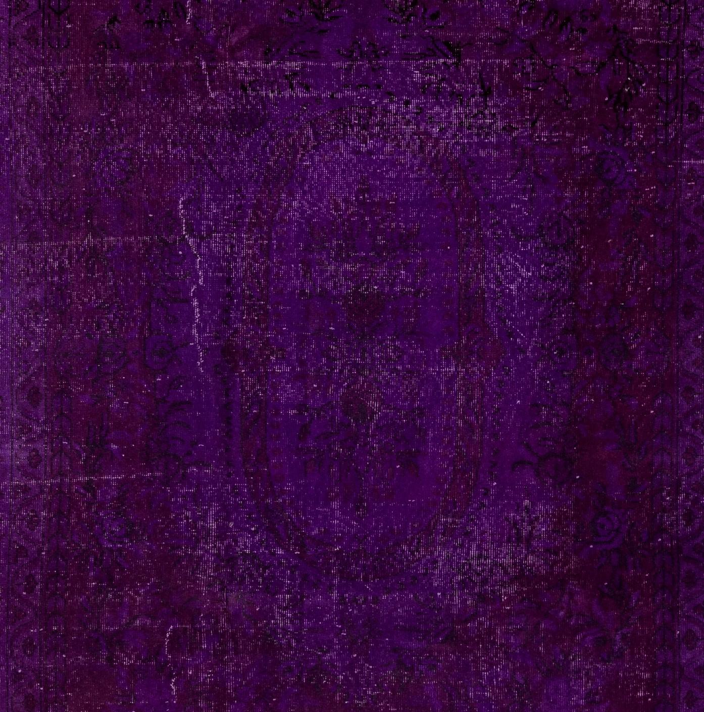 Hand-Knotted 6.8x10 Ft Handmade Turkish Area Rug in Purple. Ideal for Contemporary Interiors For Sale