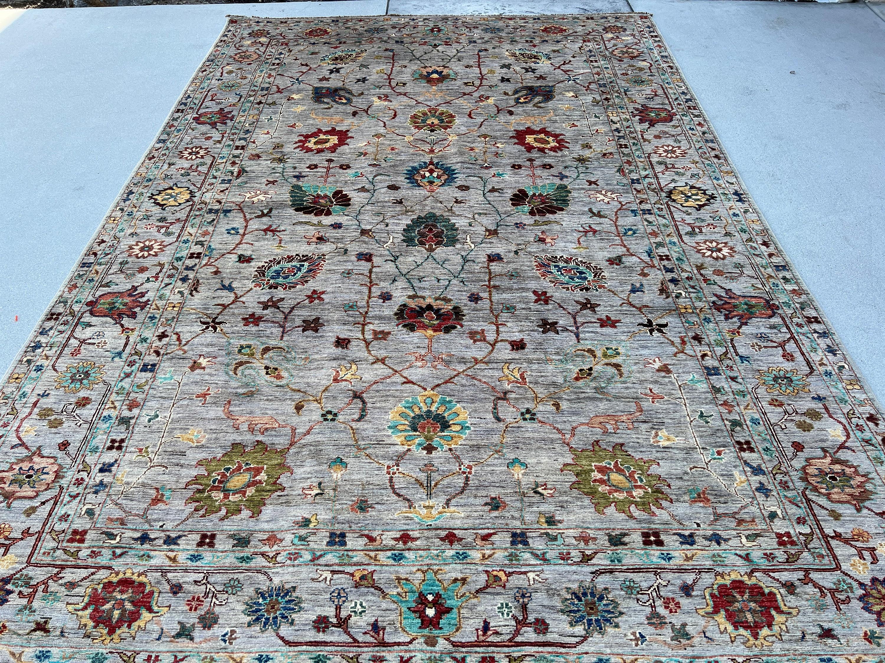 Ce tapis a été fabriqué avec 100% de laine Ghazni de première qualité, d'origine afghane, avec une base en coton. Les riches couleurs sont trempées dans des teintures naturelles pour créer une finition héritière qui ne déteint pas et qui est