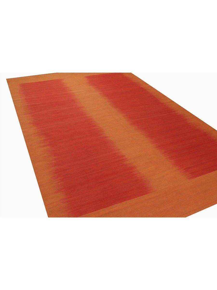 Verschönern Sie Ihren Raum mit diesem 7x10 großen persischen Kelimteppich in kräftigen Rot- und Orangetönen. Aus dem Iran importiert. 
Genaue Größe: 6'10