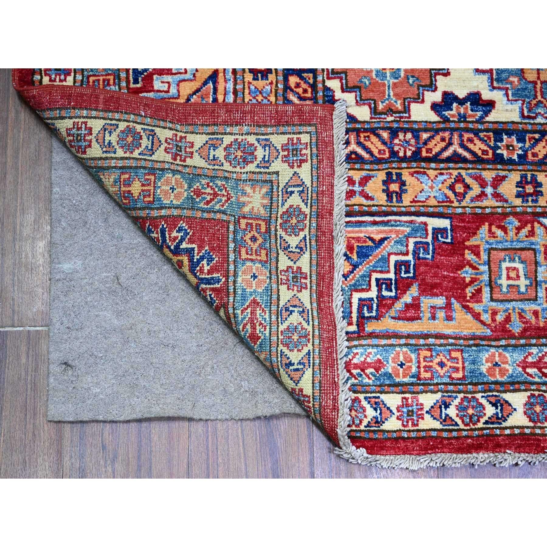 Si tratta di un autentico tappeto orientale afghano Super Kazak, annodato a mano, in pura lana, unico nel suo genere. È stato annodato per mesi e mesi con tecniche di tessitura secolari da esperti artigiani.
Materiali primari: Lana
Lattice: No Pile