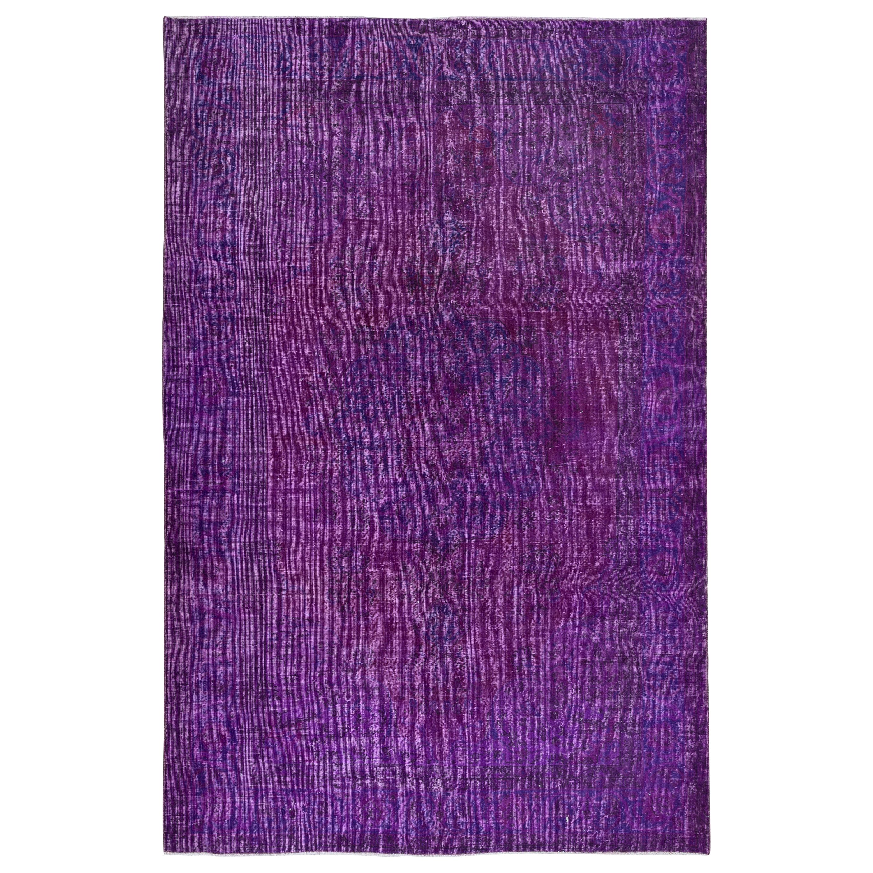 Tappeto turco contemporaneo fatto a mano con i colori viola e viola in vendita