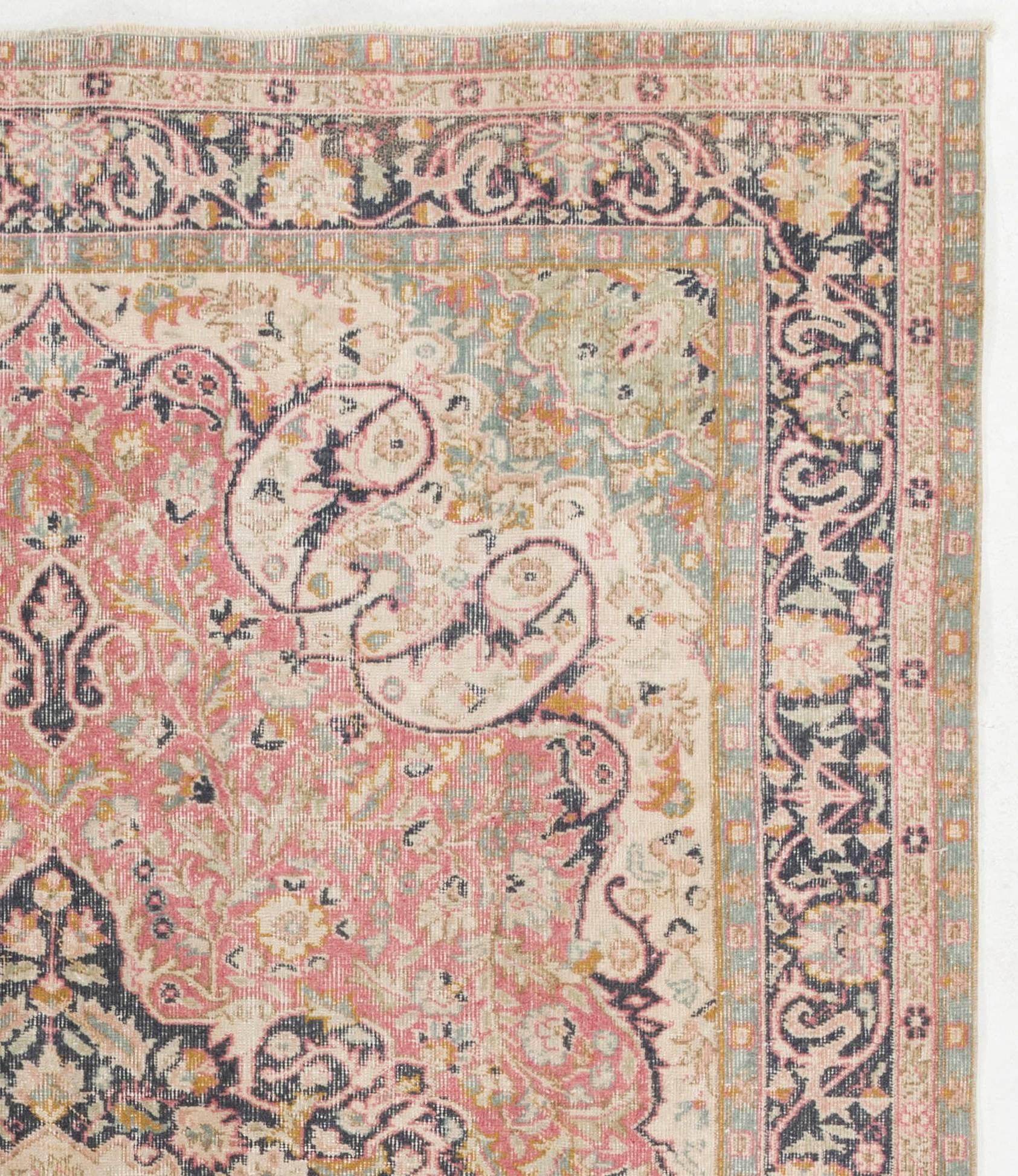Ein handgefertigter türkischer Vintage-Teppich mit klassischem Medaillon-Muster in einer schönen Farbpalette aus Korallenrosa, Mintgrün, Beige und Schwarz. Fein handgeknüpft mit Wollflor auf Baumwollgrund. In sehr gutem Zustand. Robust und so sauber