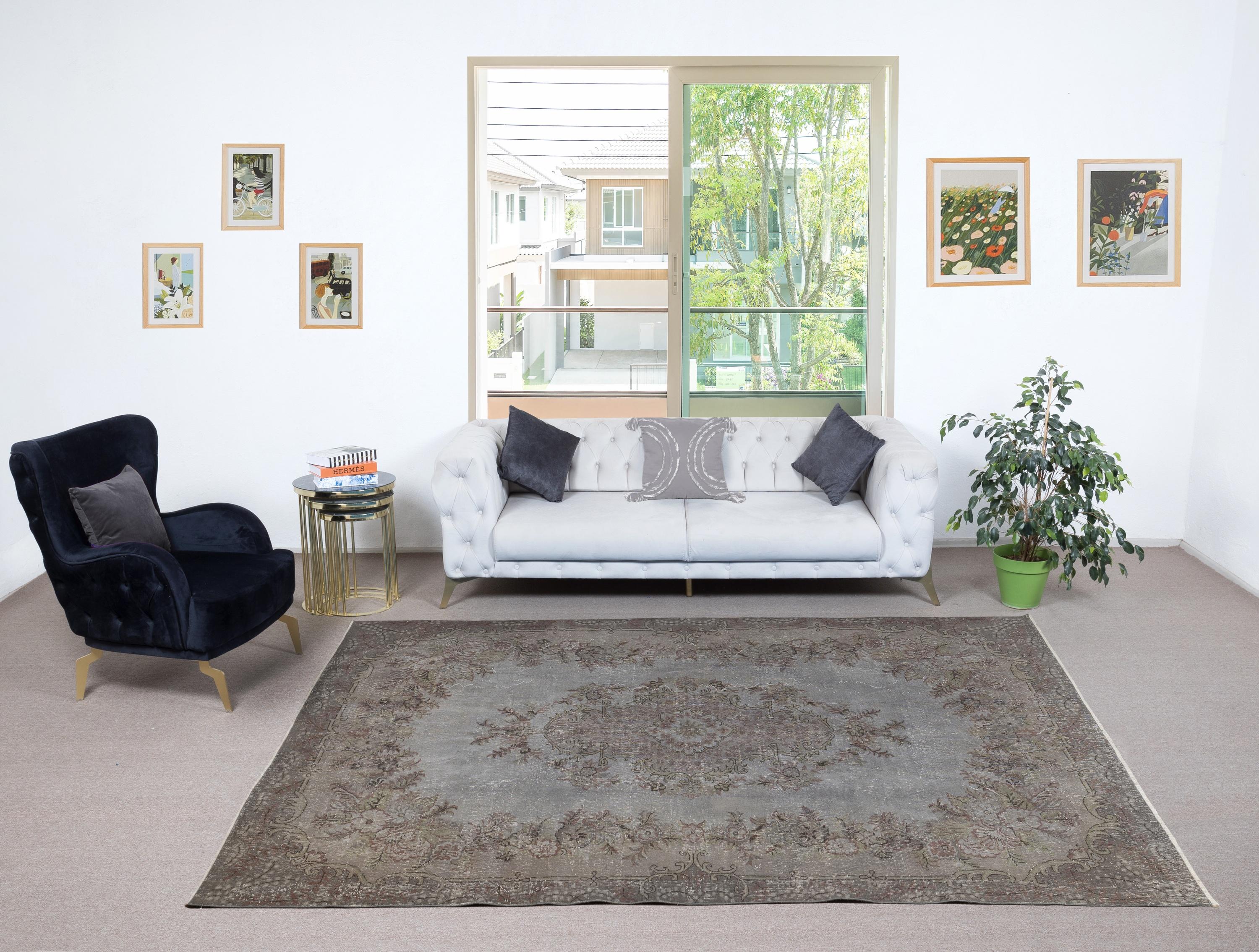 I nostri tappeti sovratinti sono tutti tappeti turchi vintage annodati a mano, accuratamente restaurati e reimmaginati nel nostro laboratorio per adattarsi a un'ampia gamma di stili di arredamento, da quello moderno e minimalista a quello costiero,