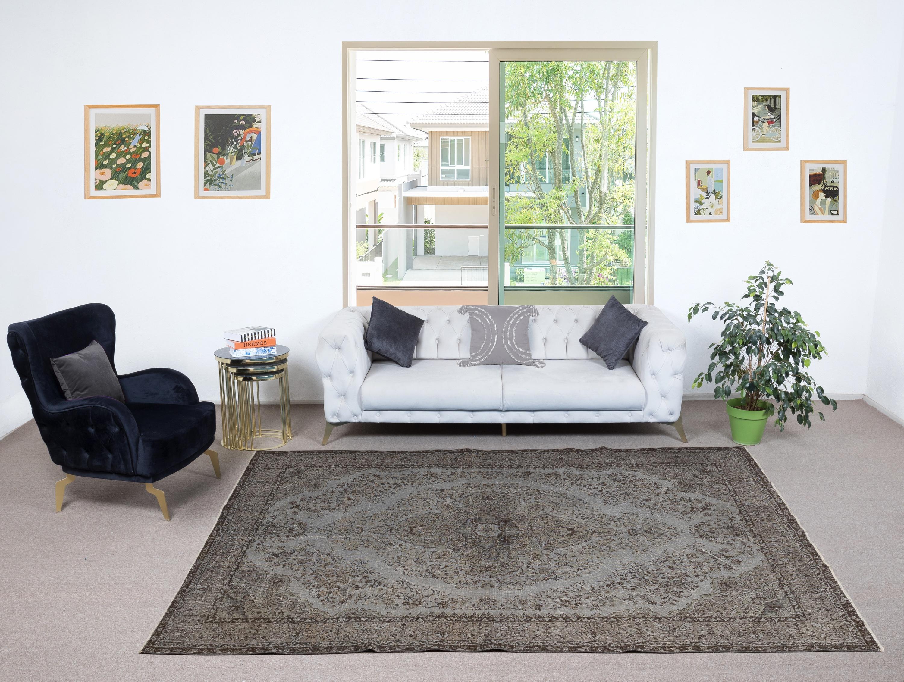 Unsere gefärbten Teppiche sind allesamt handgeknüpfte türkische Vintage-Teppiche, die in unserer Werkstatt sorgfältig restauriert und neu gestaltet wurden, damit sie zu einer breiten Palette von Einrichtungsstilen passen - von modern und