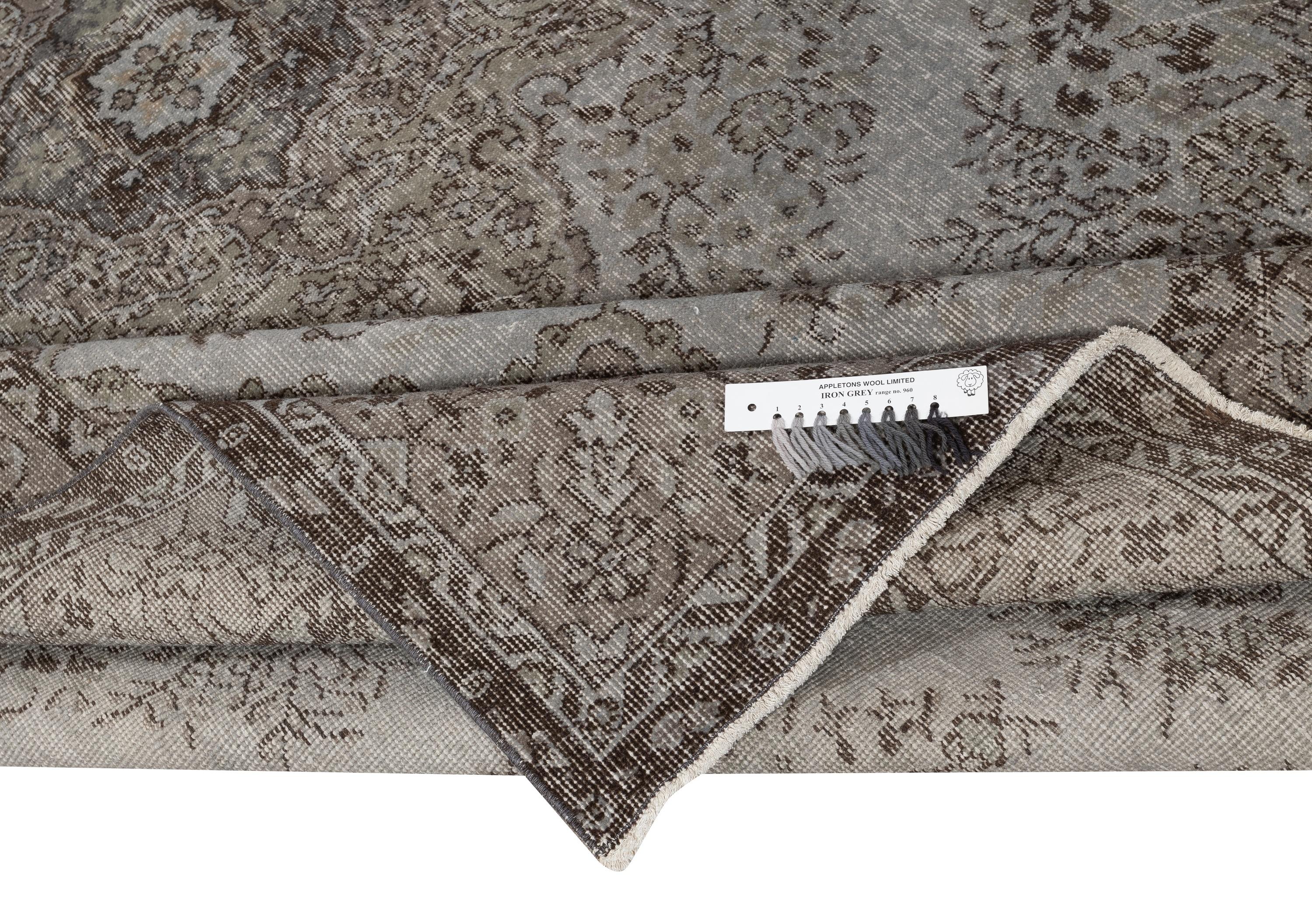 7x10.2 Ft Gray Redyed Vintage Turkish Rug. Handgefertigte Teppiche für moderne Innenräume (Moderne) im Angebot