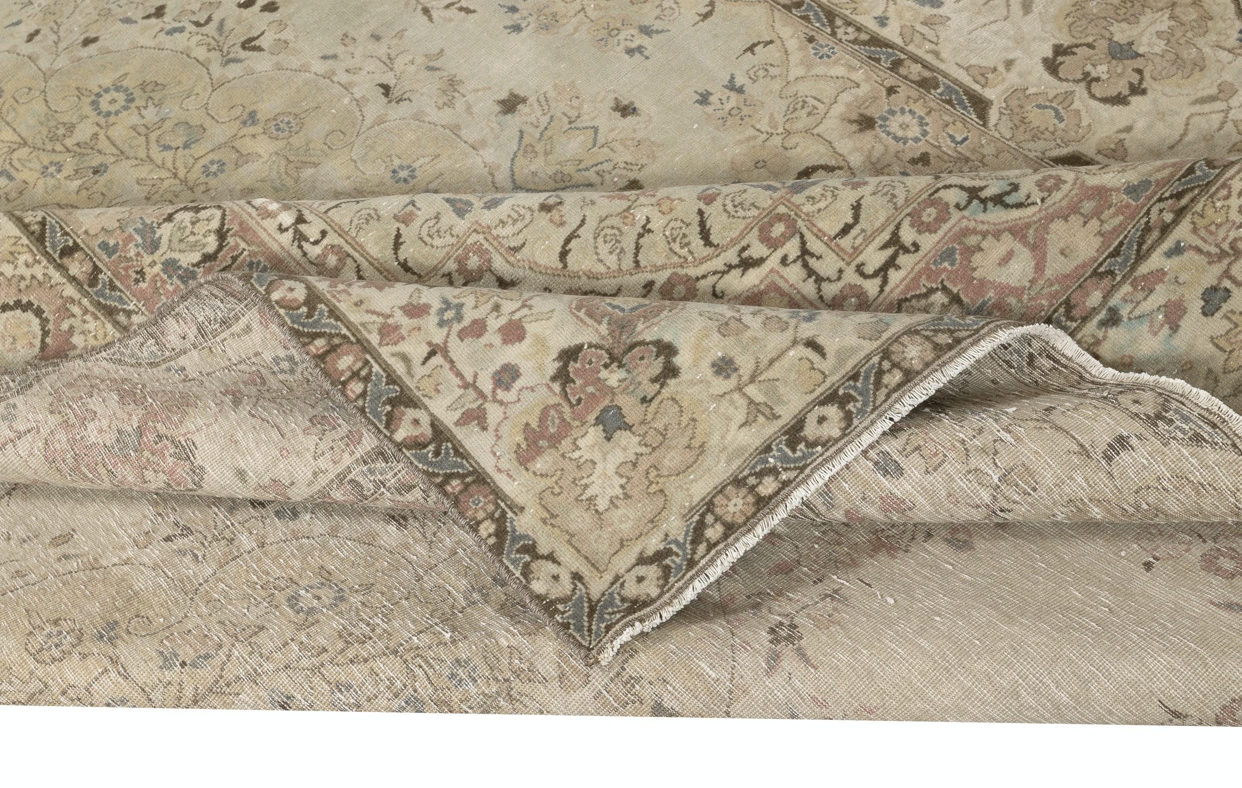 7x10.2 Ft Ein von einer Art Vintage Area Rug. Rustikaler, handgefertigter, sonnenverblasster Teppich (Land) im Angebot