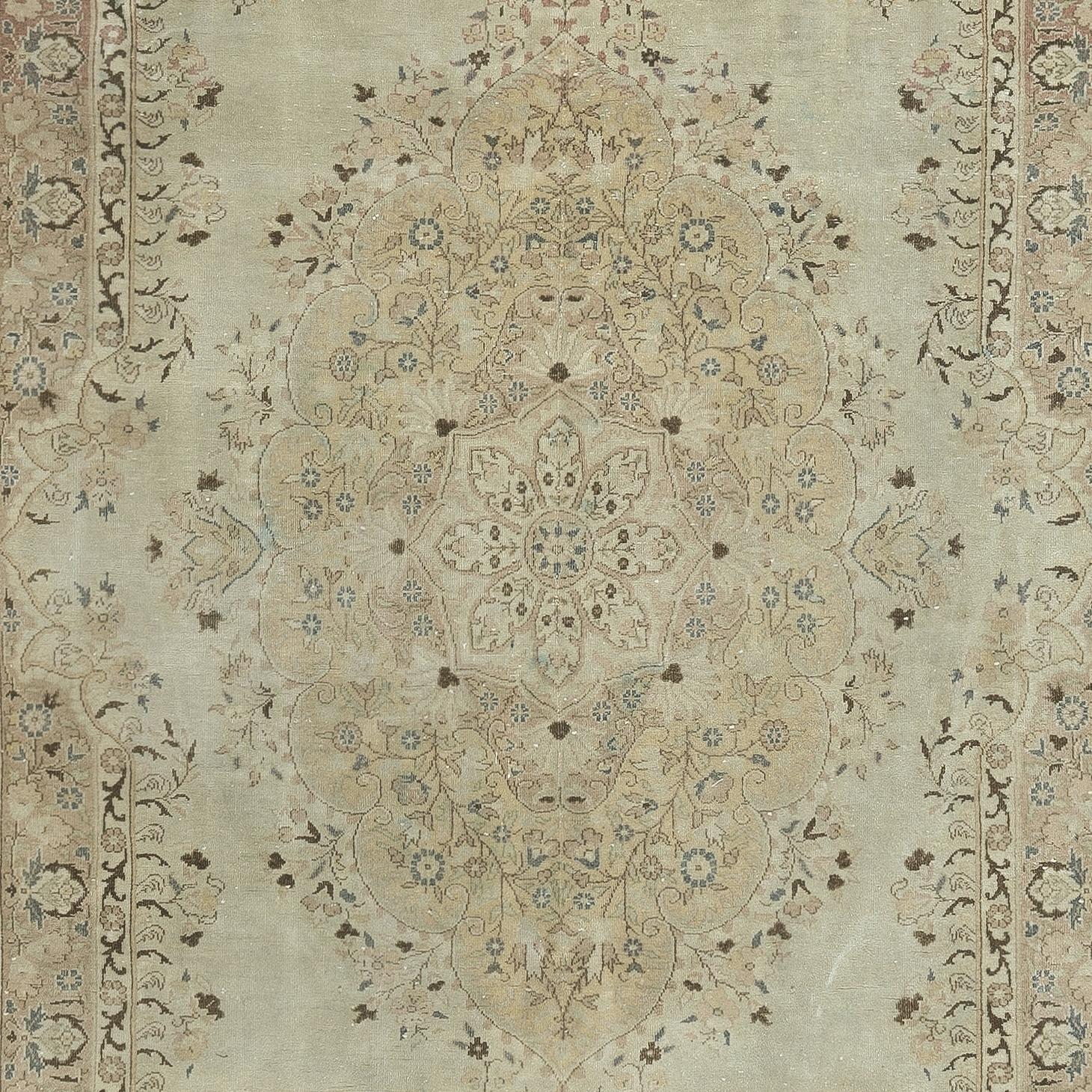 7x10.2 Ft Ein von einer Art Vintage Area Rug. Rustikaler, handgefertigter, sonnenverblasster Teppich (Handgeknüpft) im Angebot