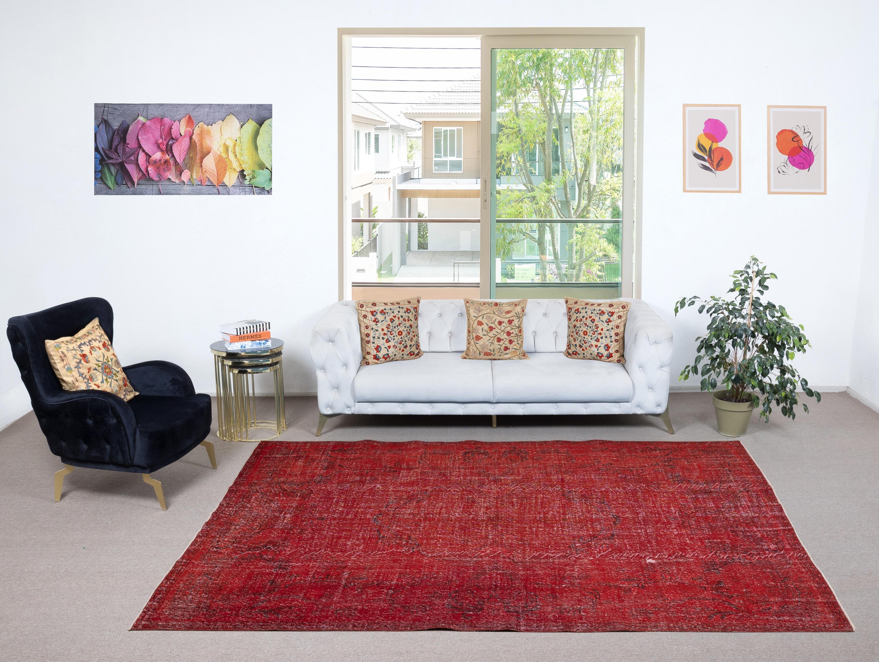 Unsere gefärbten Teppiche sind allesamt handgeknüpfte türkische Vintage-Teppiche, die in unserer Werkstatt sorgfältig restauriert und neu gestaltet wurden, damit sie zu einer breiten Palette von Einrichtungsstilen passen - von modern und