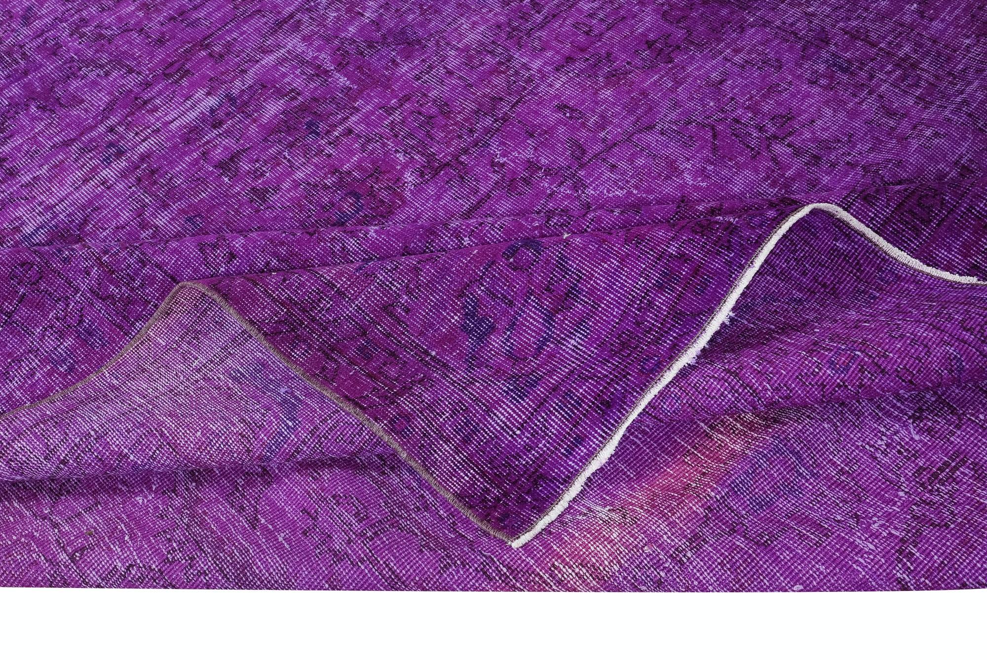 Turco Tappeto grande moderno e unico, annodato a mano, di colore viola. Tappeto turco Bohem in vendita