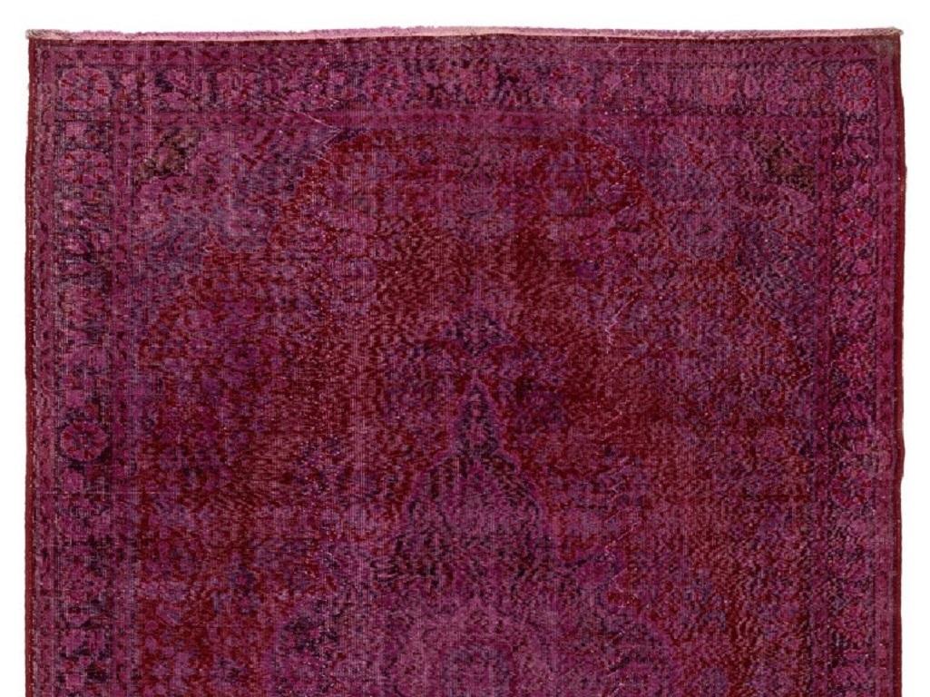Alfombra turca vintage anudada a mano y teñida en colores burdeos y malva con diseño de medallón.
Está finamente anudada a mano con pelo bajo de lana sobre base de algodón, en muy buen estado, es resistente, se ha limpiado profesionalmente y es