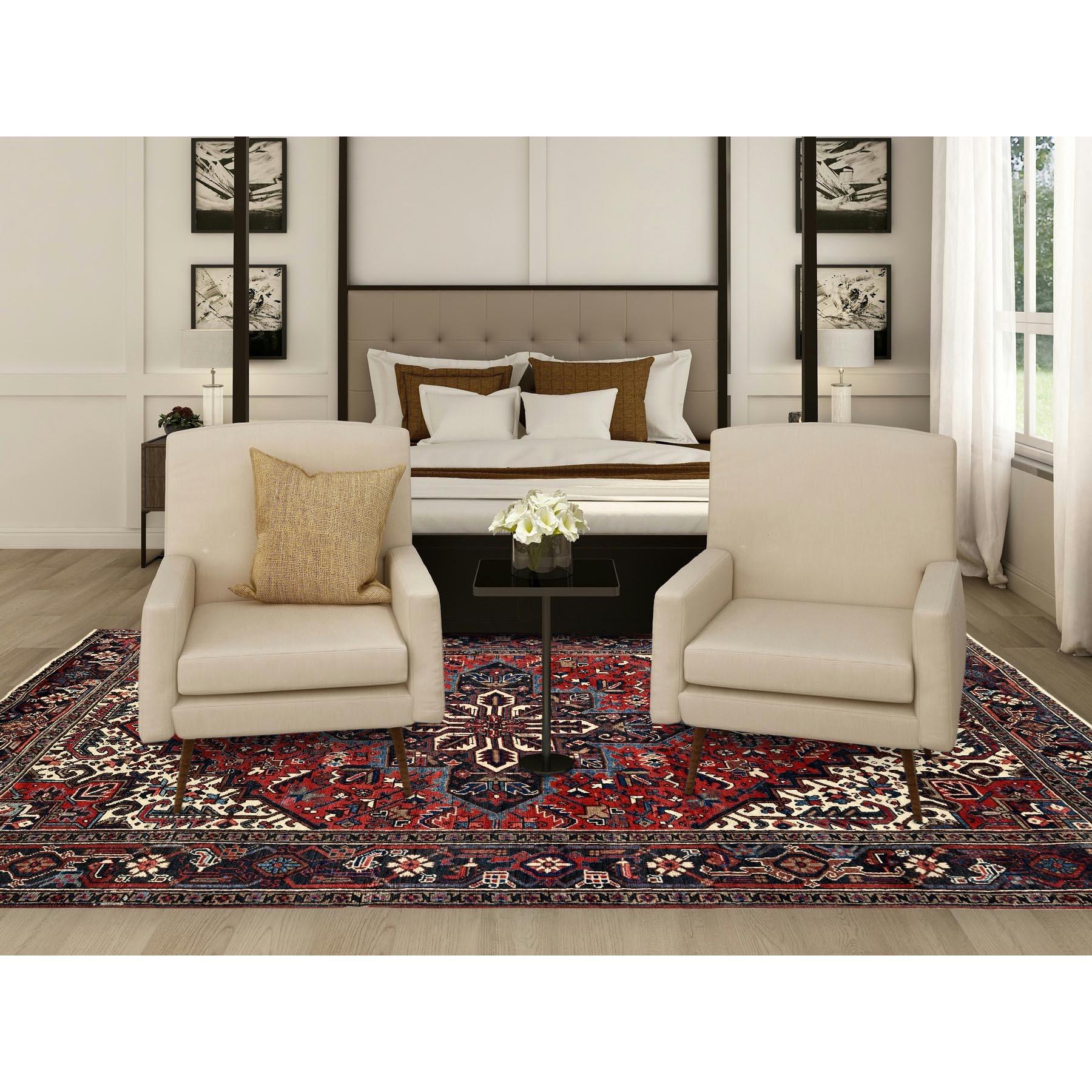 Angels Red, Vintage Persian Heriz mit geometrischem Medaillon-Design, 100% Wolle, handgeknüpft, gleichmäßig abgenutzt, niedrig rasiert, guter Zustand, Seiten und Enden professionell gesichert, Orientteppich
Primäre MATERIALIEN: Wolle
Latex: NonPile