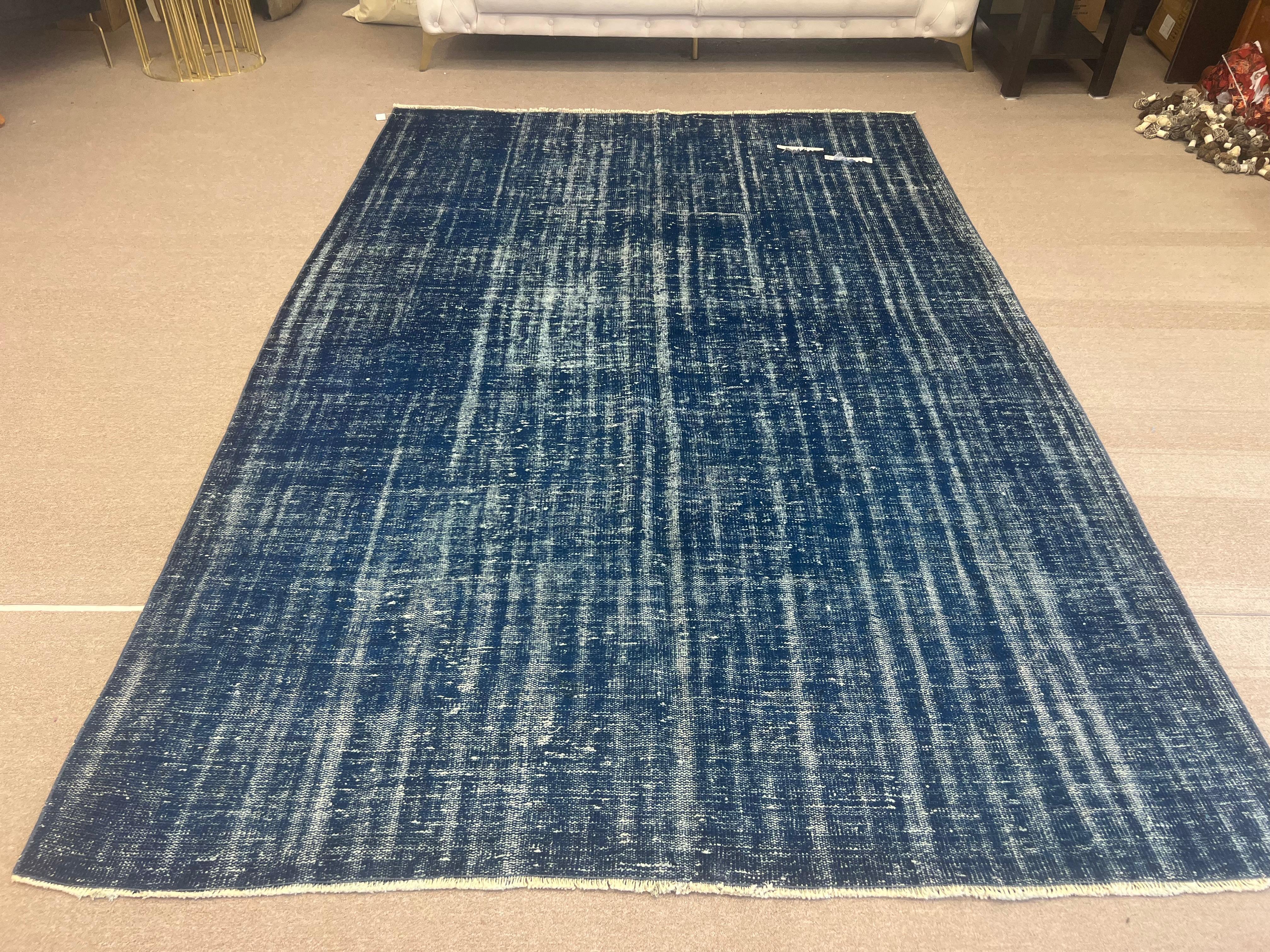 Turco Tappeto per l'area in lana turca contemporanea fatto a mano di 7x10,3 piedi in colore blu navy in vendita