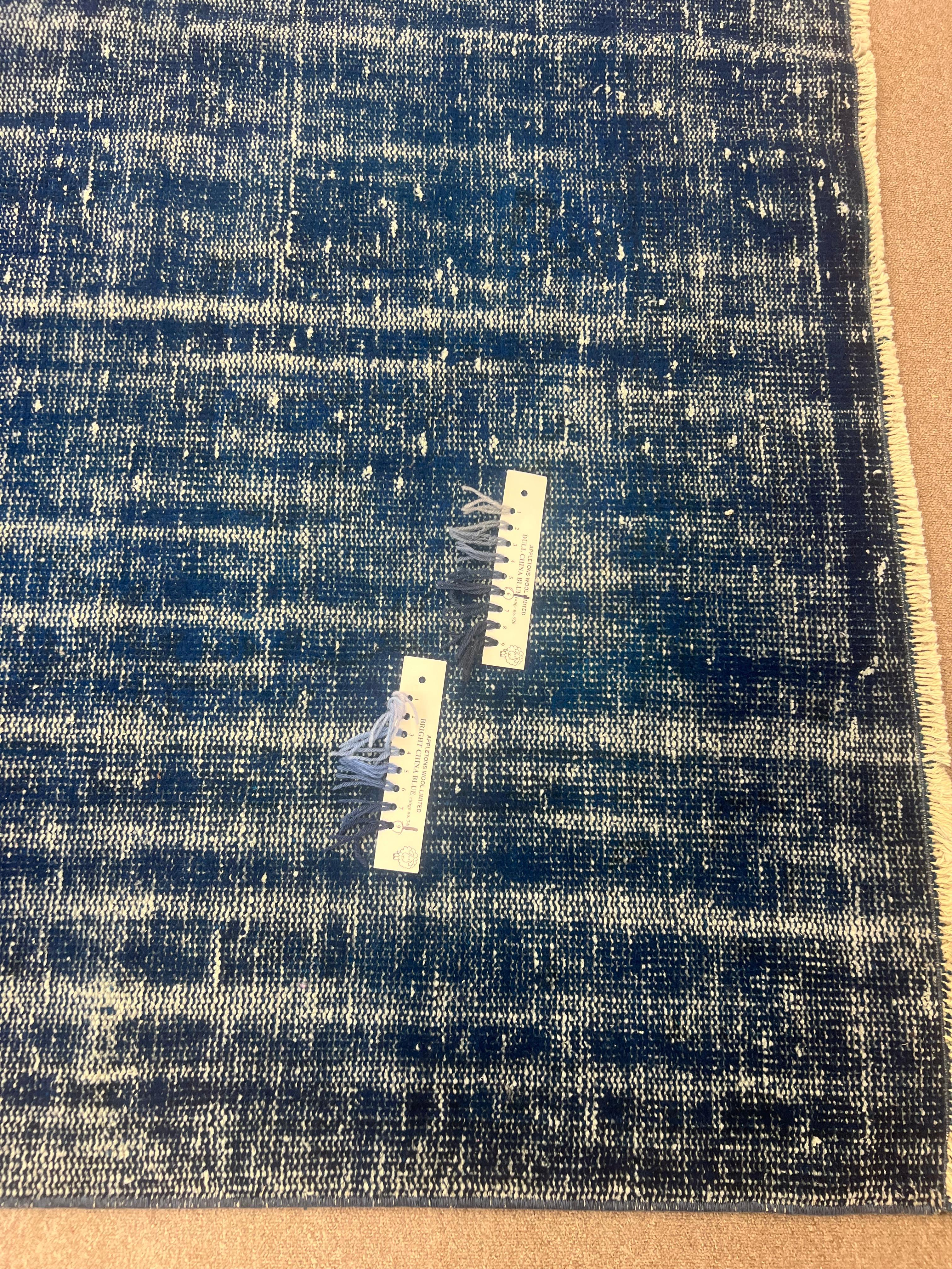 Tessuto a mano Tappeto per l'area in lana turca contemporanea fatto a mano di 7x10,3 piedi in colore blu navy in vendita