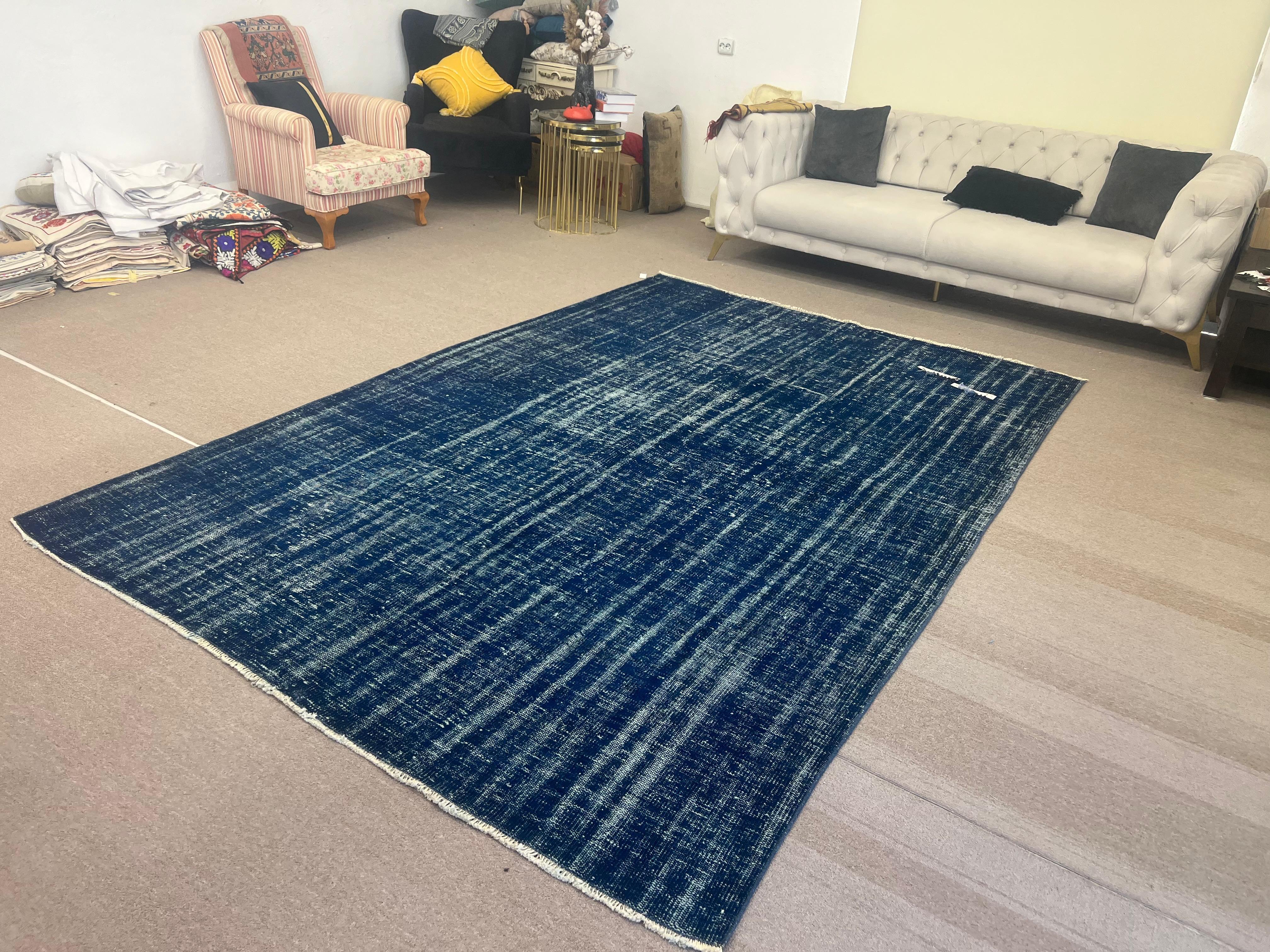 Tappeto per l'area in lana turca contemporanea fatto a mano di 7x10,3 piedi in colore blu navy In condizioni buone in vendita a Spring Valley, NY