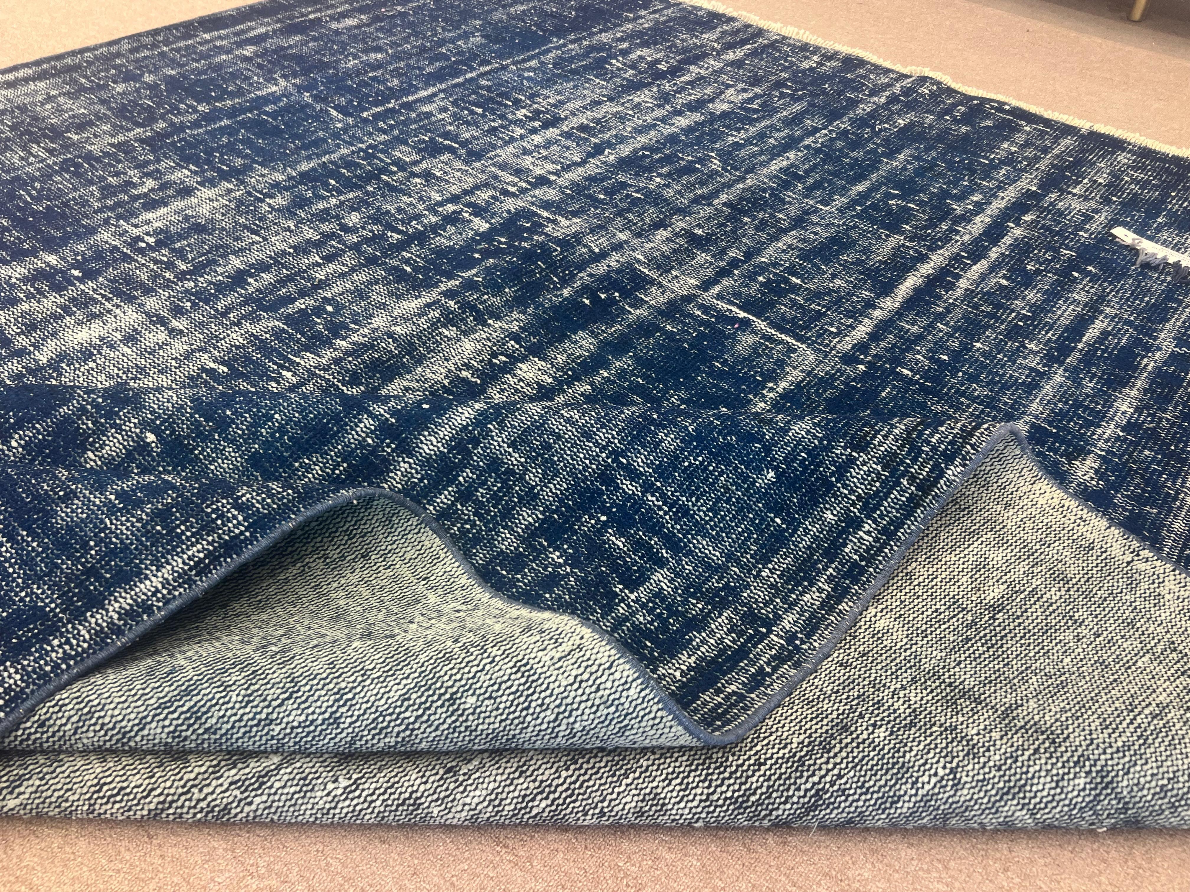 Tappeto per l'area in lana turca contemporanea fatto a mano di 7x10,3 piedi in colore blu navy in vendita 1