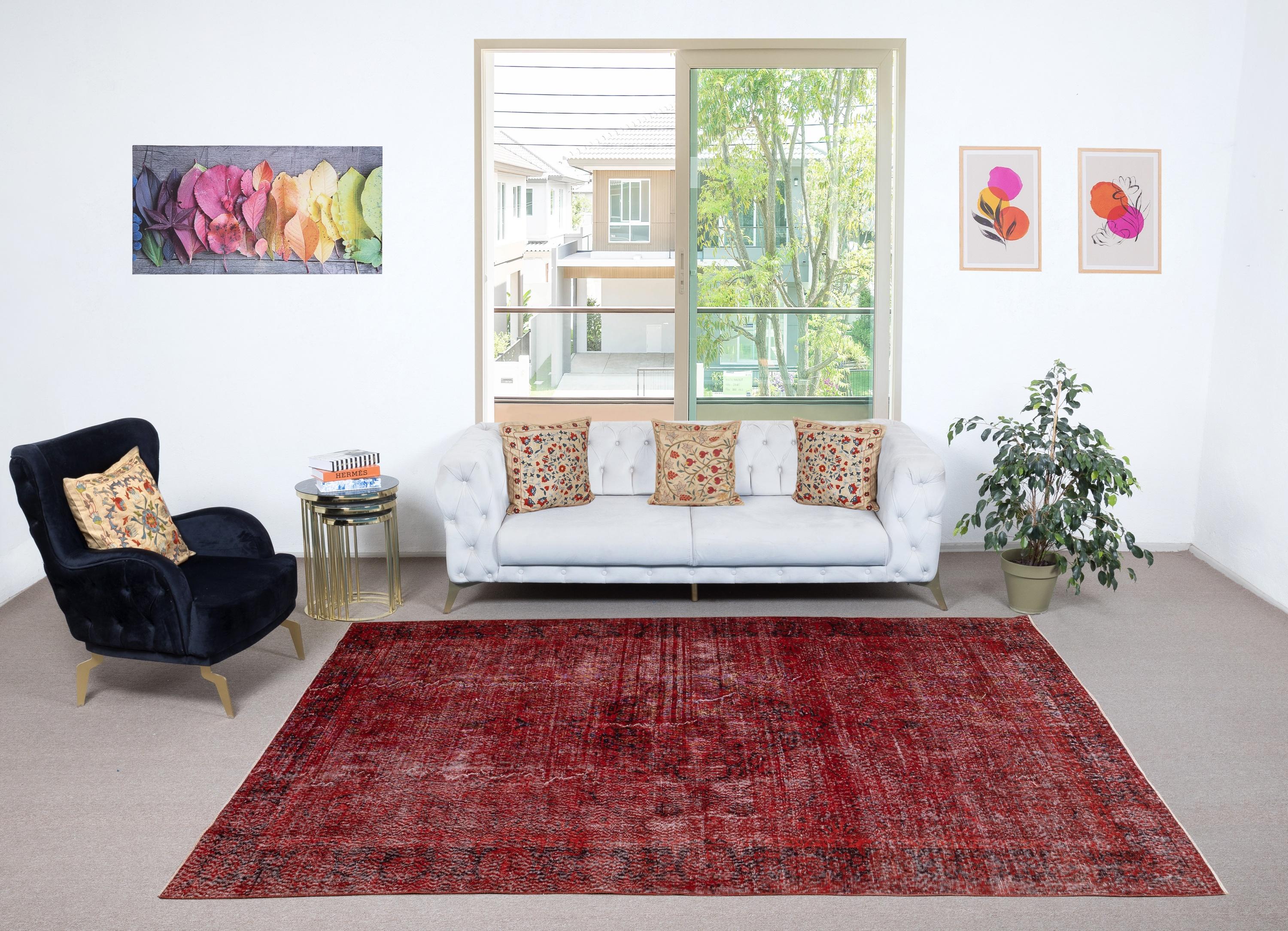 Unsere gefärbten Teppiche sind allesamt handgeknüpfte türkische Vintage-Teppiche, die in unserer Werkstatt sorgfältig restauriert und neu gestaltet wurden, damit sie zu einer breiten Palette von Einrichtungsstilen passen - von modern und