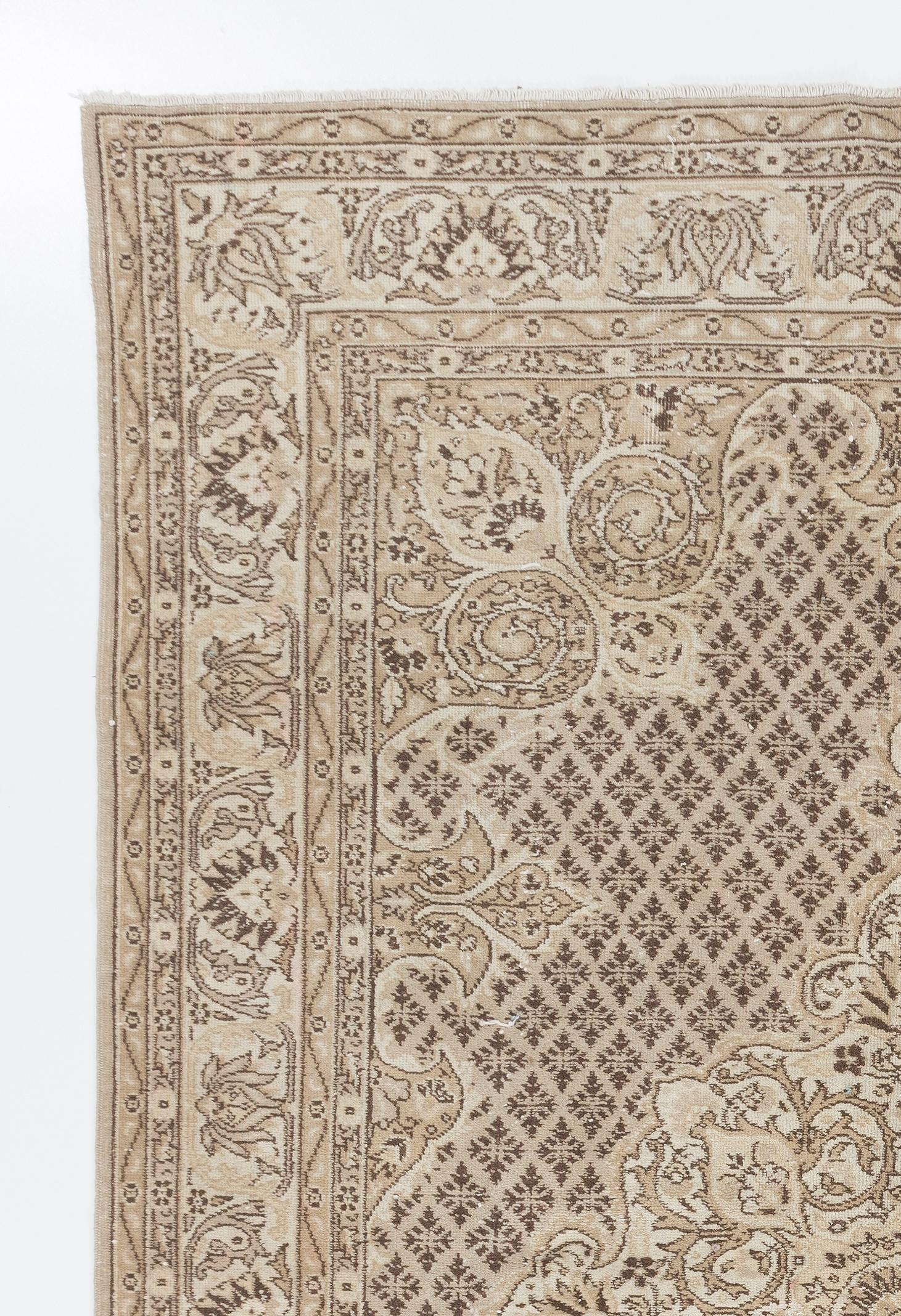Ein fein handgeknüpfter türkischer Vintage-Teppich aus den 1960er Jahren mit einem eleganten Medaillon-Muster auf einem Feld mit komplizierten vierblättrigen Motiven, eleganten kurvigen Eckstücken, einzelnen tropfenförmigen Motiven, die von den