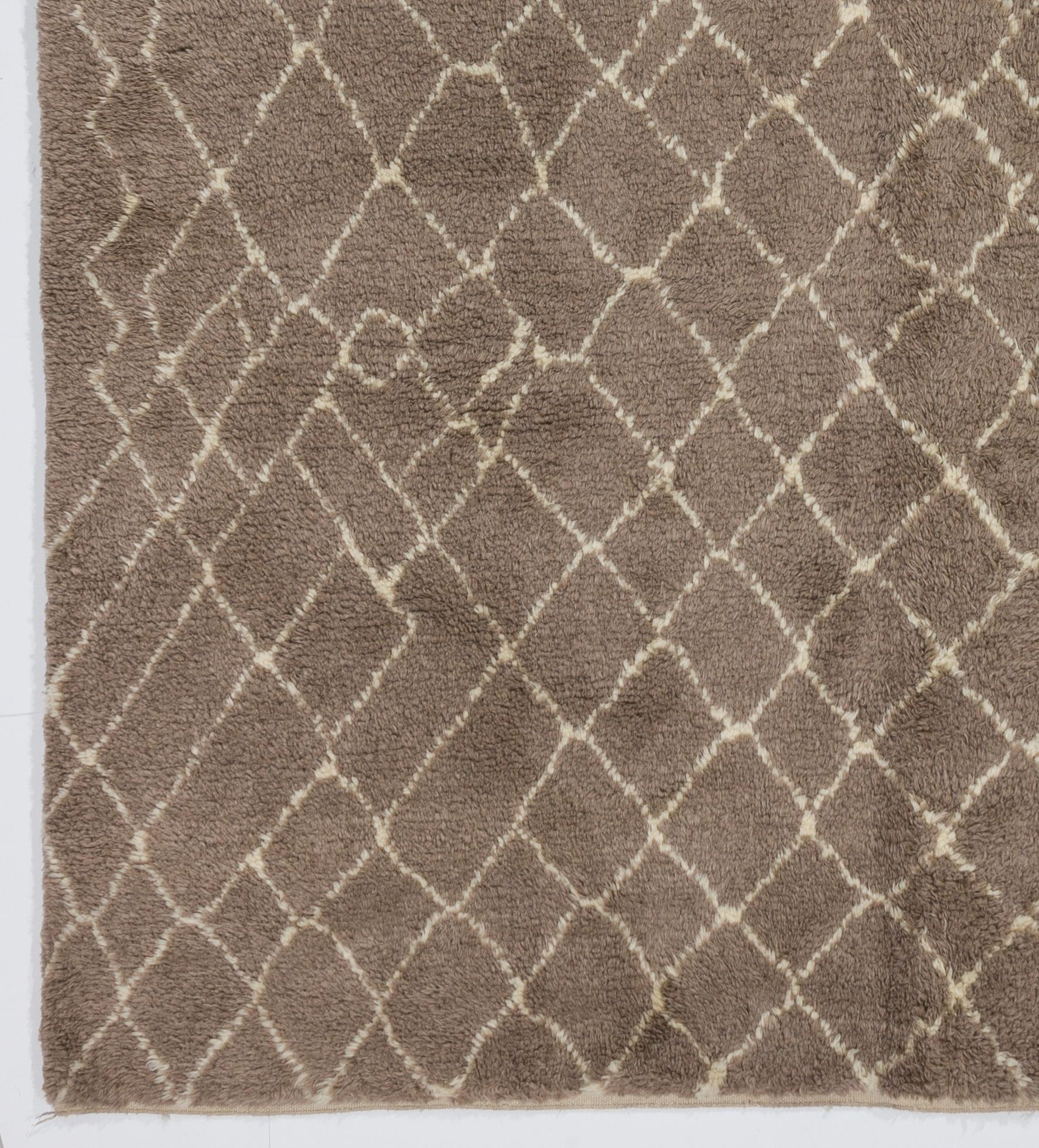 7x10.4 Fuß Moderner marokkanischer Teppich, natürliche und unbefärbte Wolle, maßgefertigt erhältlich (Handgeknüpft) im Angebot