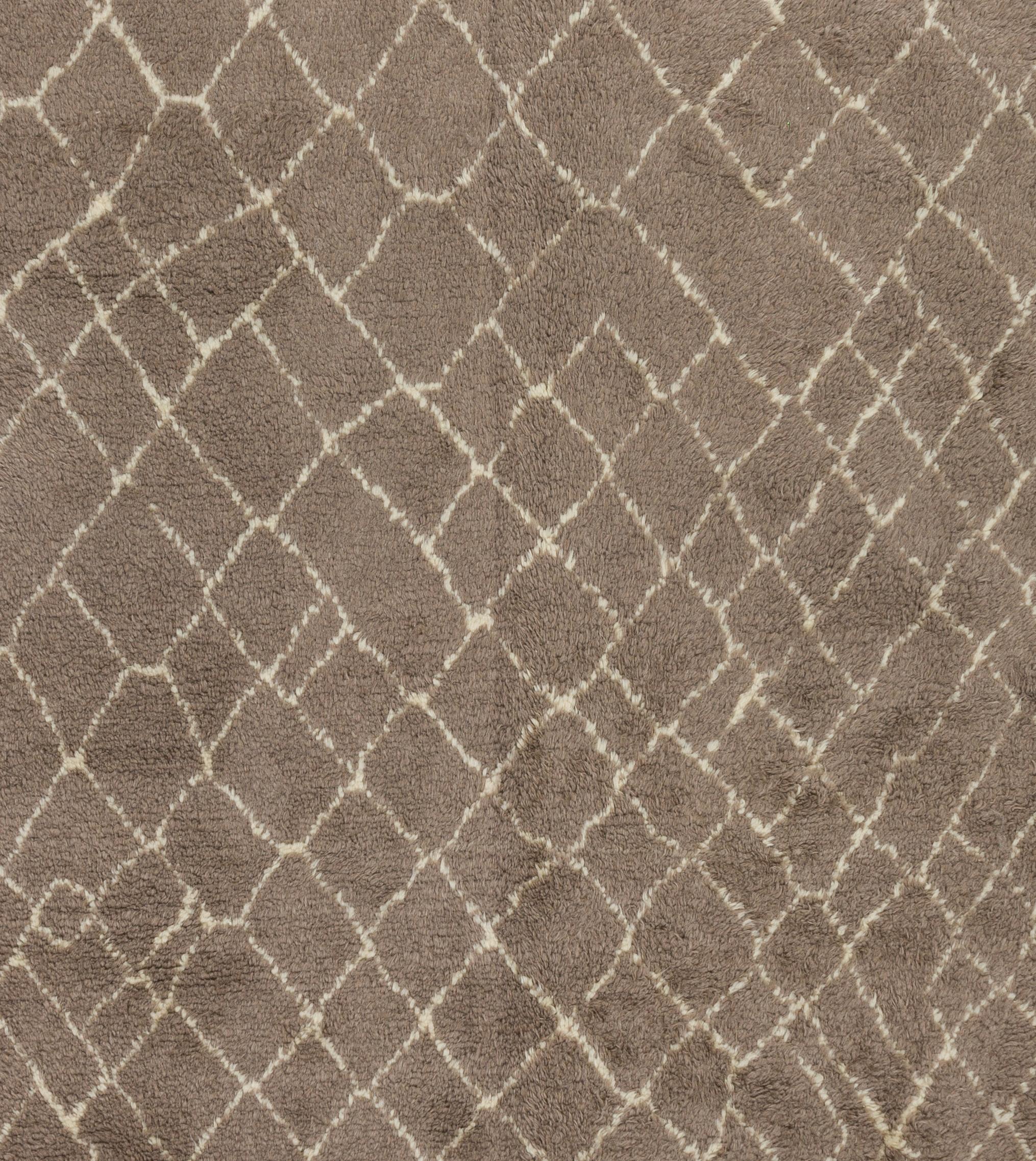 7x10.4 Fuß Moderner marokkanischer Teppich, natürliche und unbefärbte Wolle, maßgefertigt erhältlich im Zustand „Neu“ im Angebot in Philadelphia, PA