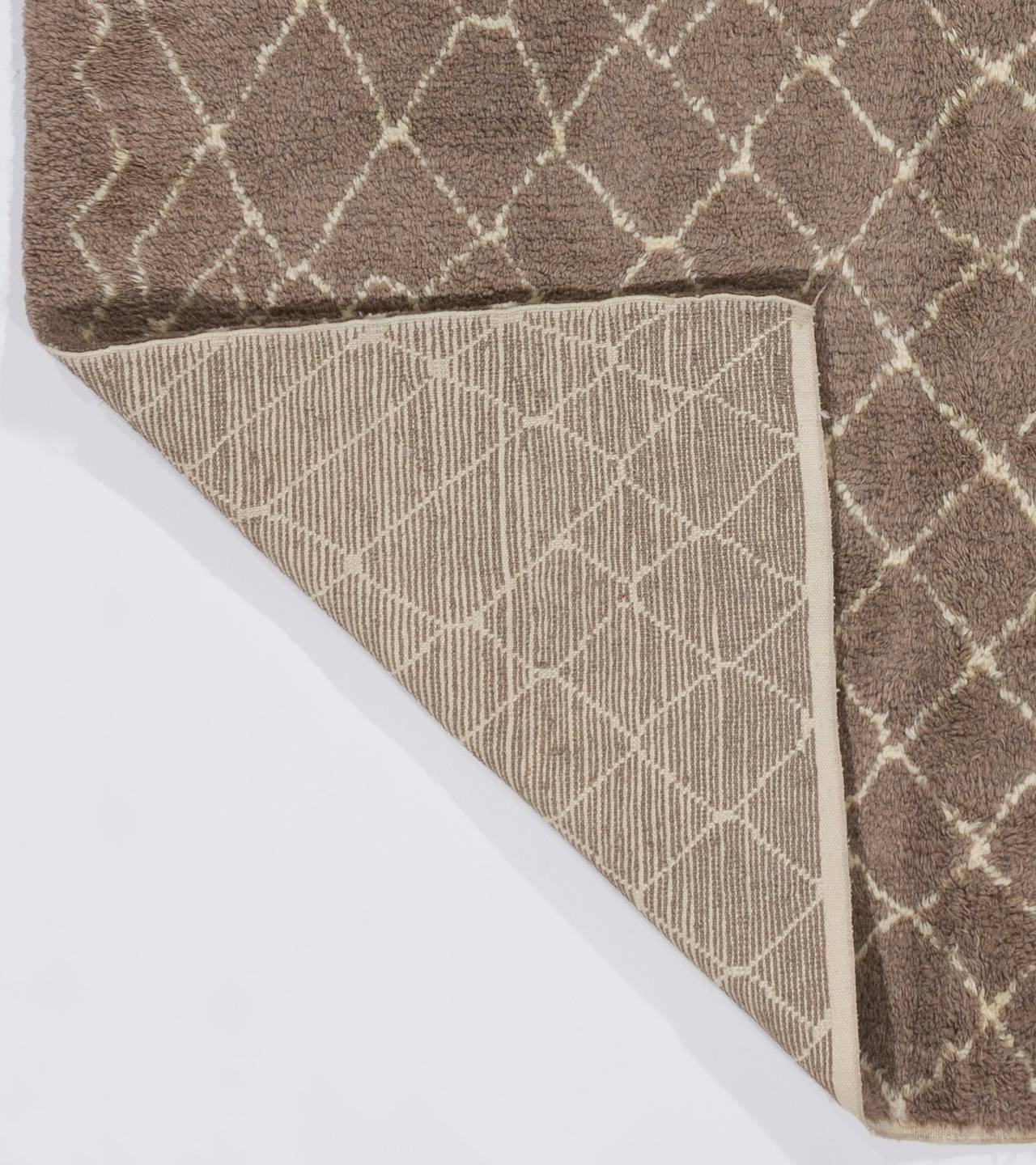 Scandinavo moderno Tappeto Tulu marocchino 7x10.4 ft, 100% lana naturale non colorata, opzioni personalizzate disponibili in vendita