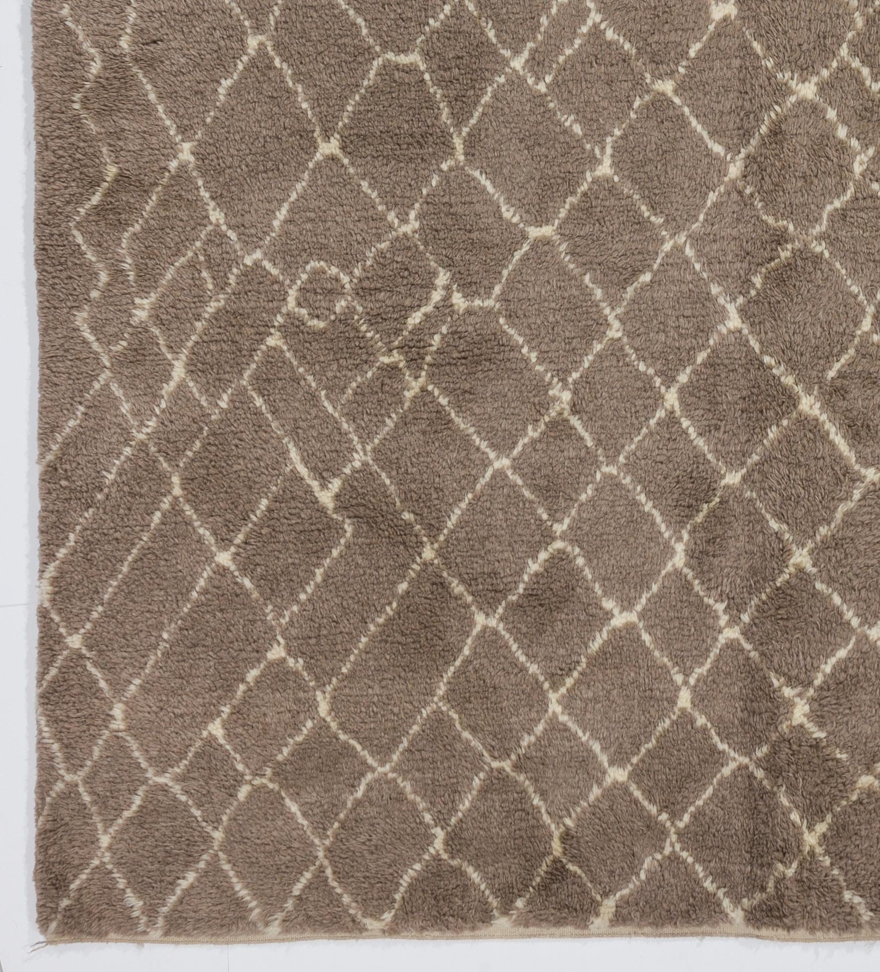 Annodato a mano Tappeto Tulu marocchino 7x10.4 ft, 100% lana naturale non colorata, opzioni personalizzate disponibili in vendita