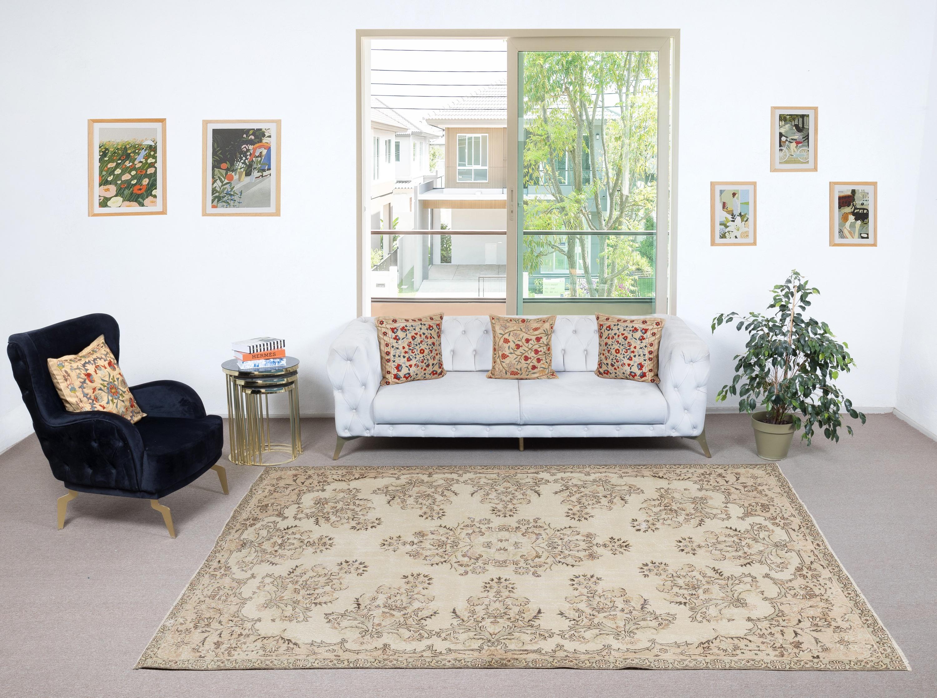 Unsere sonnenverblassten Vintage-Teppiche sind allesamt handgeknüpfte Unikate mit einer 50-70 Jahre alten Geschichte. Jeder Teppich spiegelt die jahrhundertealte türkische Teppichwebtradition wider und zeichnet sich durch einen einzigartigen