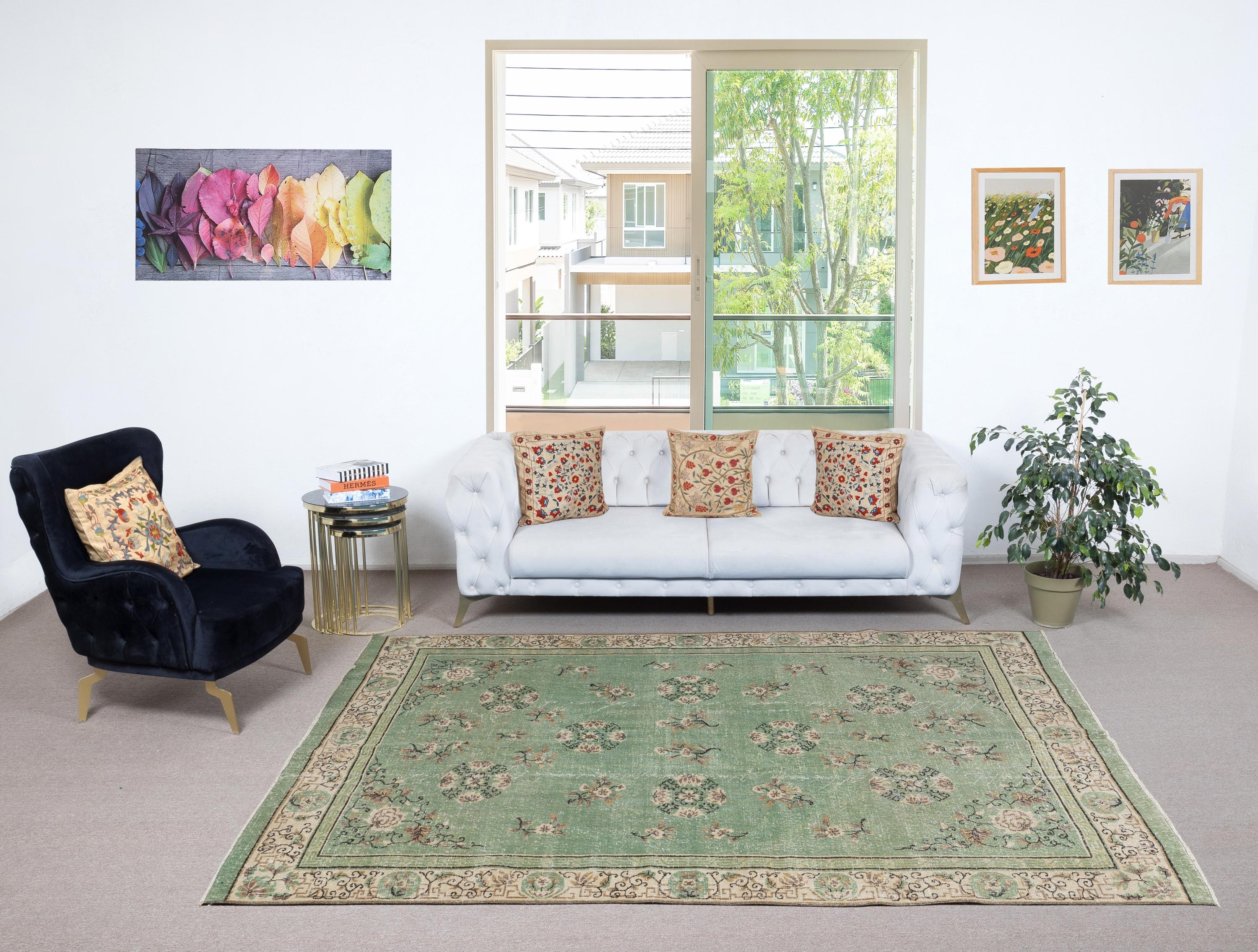 Unsere gefärbten Teppiche sind allesamt handgeknüpfte türkische Vintage-Teppiche, die in unserer Werkstatt sorgfältig restauriert und neu gestaltet wurden, damit sie zu einer breiten Palette von Einrichtungsstilen passen - von modern und