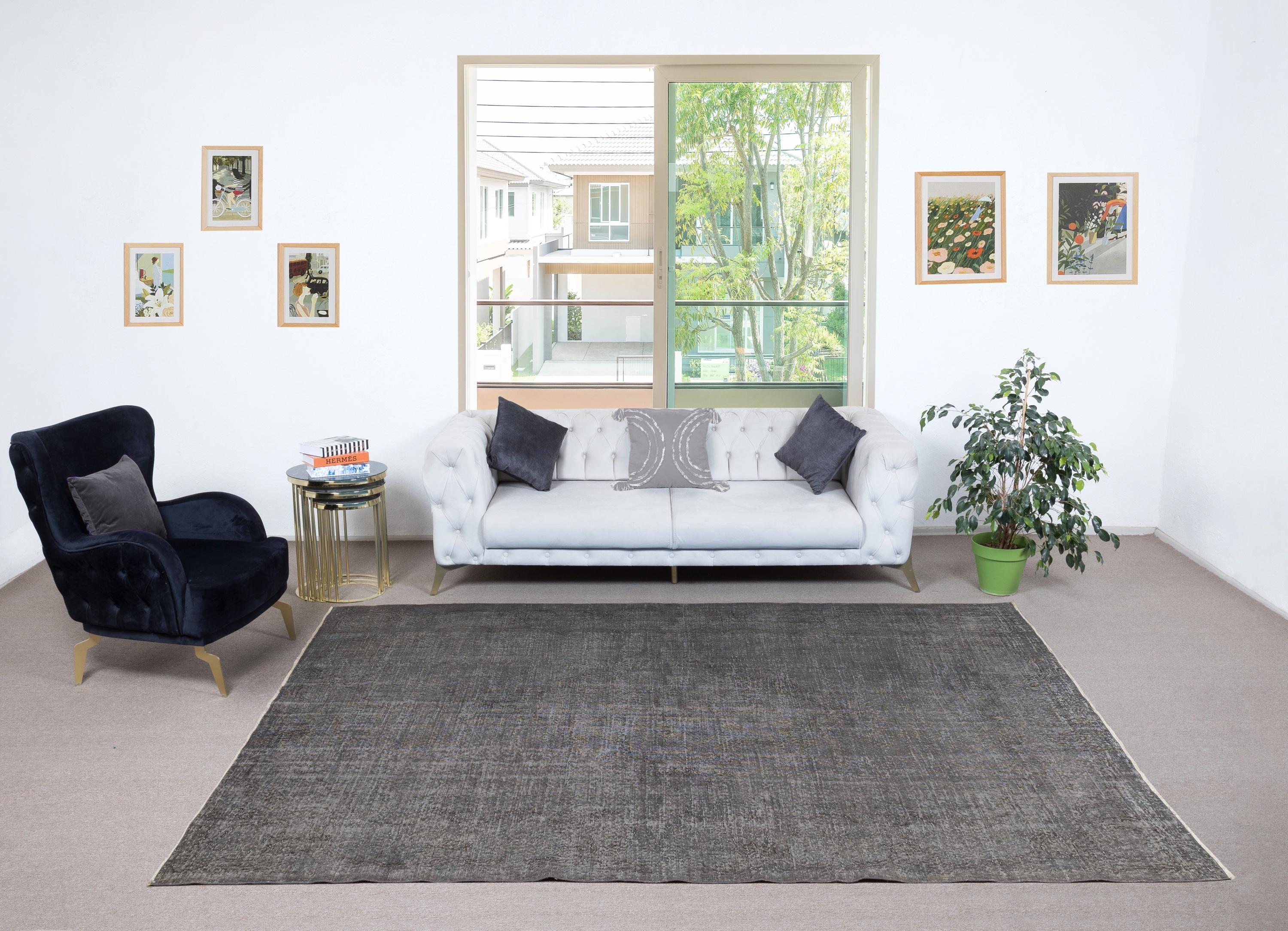 Unsere gefärbten Teppiche sind allesamt handgeknüpfte türkische Vintage-Teppiche, die in unserer Werkstatt sorgfältig restauriert und neu gestaltet wurden, damit sie zu einer breiten Palette von Einrichtungsstilen passen - von modern und