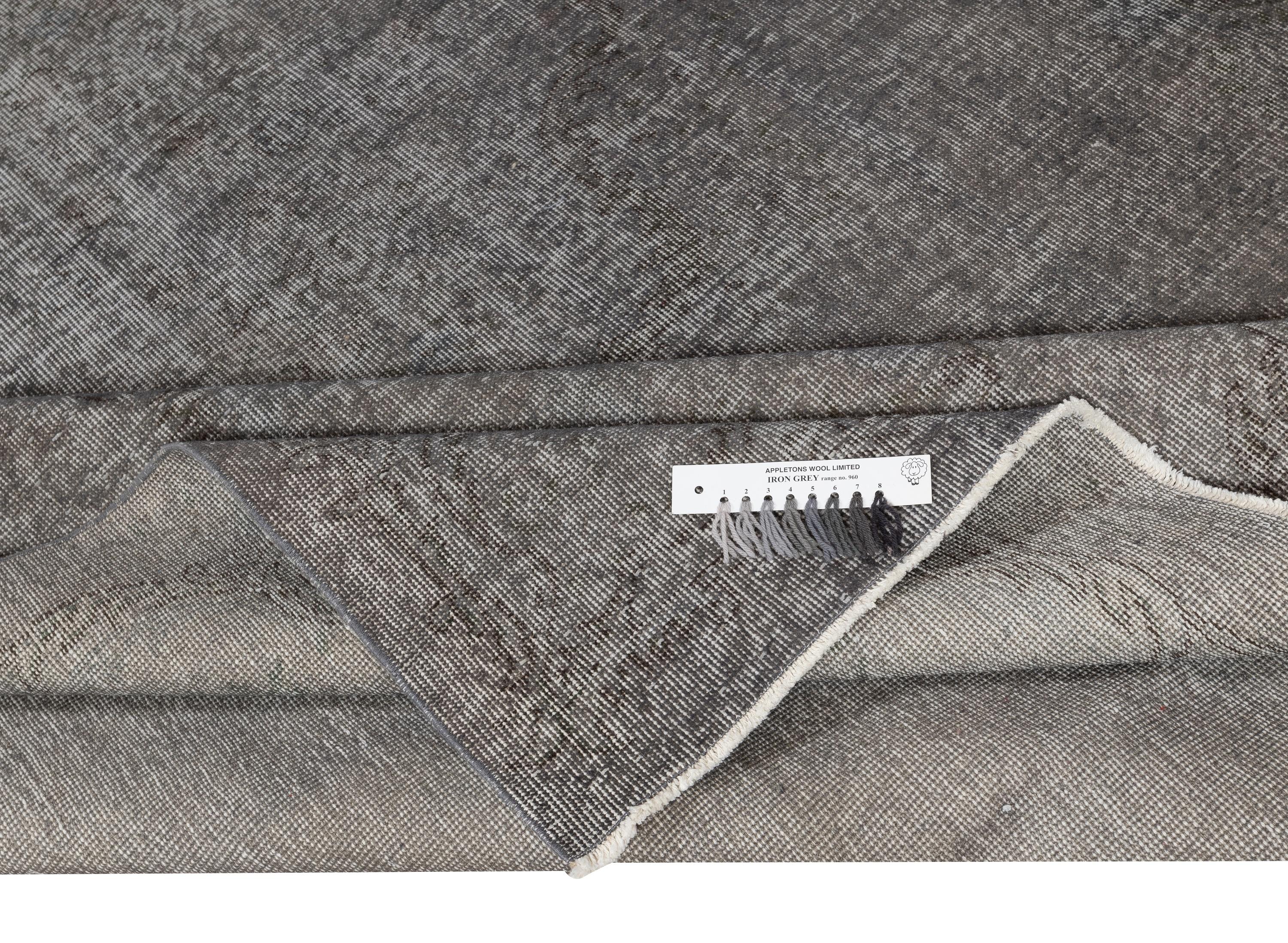 7x10.4 Ft Vintage Rug Overdyed in Grau für moderne Interieurs. Handgefertigt in der Türkei (Moderne) im Angebot