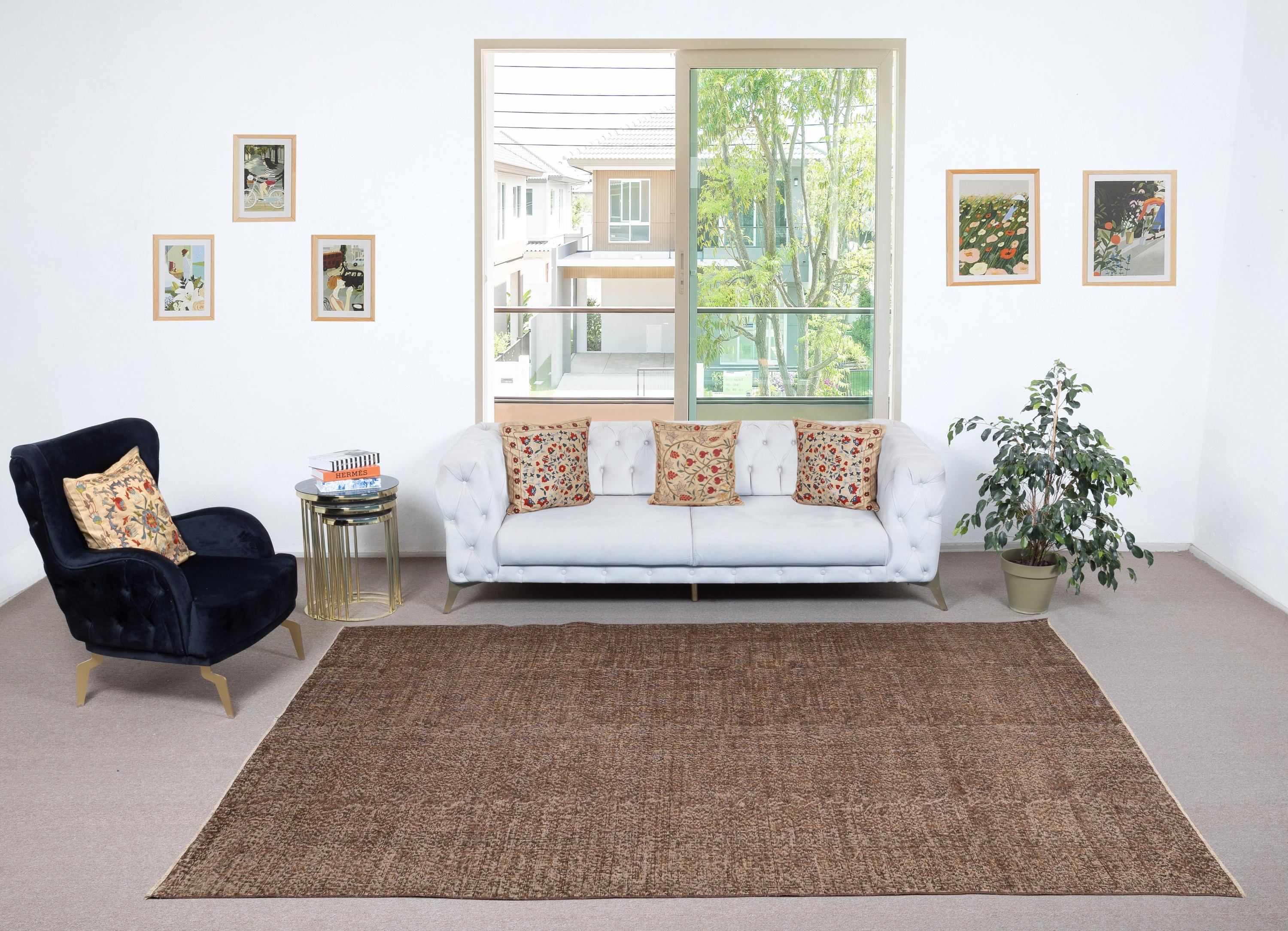 Unsere gefärbten Teppiche sind allesamt handgeknüpfte türkische Vintage-Teppiche, die in unserer Werkstatt sorgfältig restauriert und neu gestaltet wurden, damit sie zu einer breiten Palette von Einrichtungsstilen passen - von modern und