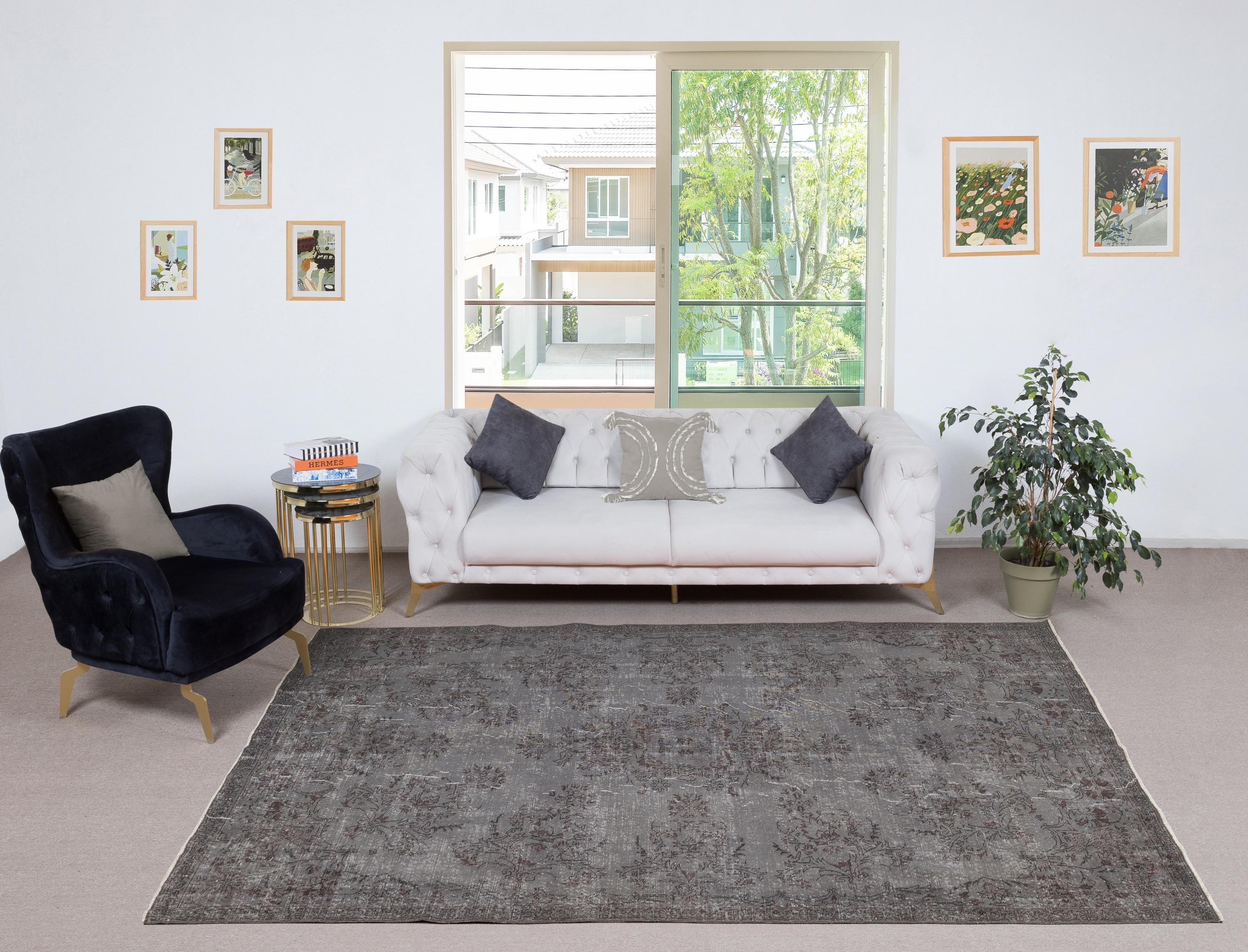 I nostri tappeti sovratinti sono tutti tappeti turchi vintage annodati a mano, accuratamente restaurati e reimmaginati nel nostro laboratorio per adattarsi a un'ampia gamma di stili di arredamento, da quello moderno e minimalista a quello costiero,