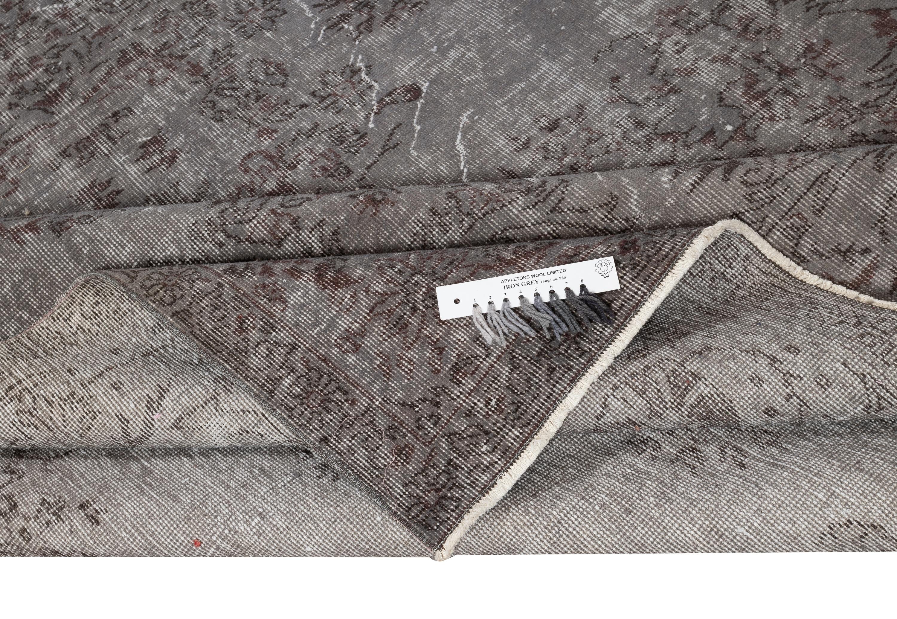 Moderno Tappeto vintage sovratinto grigio 7x10.5 Ft per interni moderni. Annodato a mano in Turchia in vendita