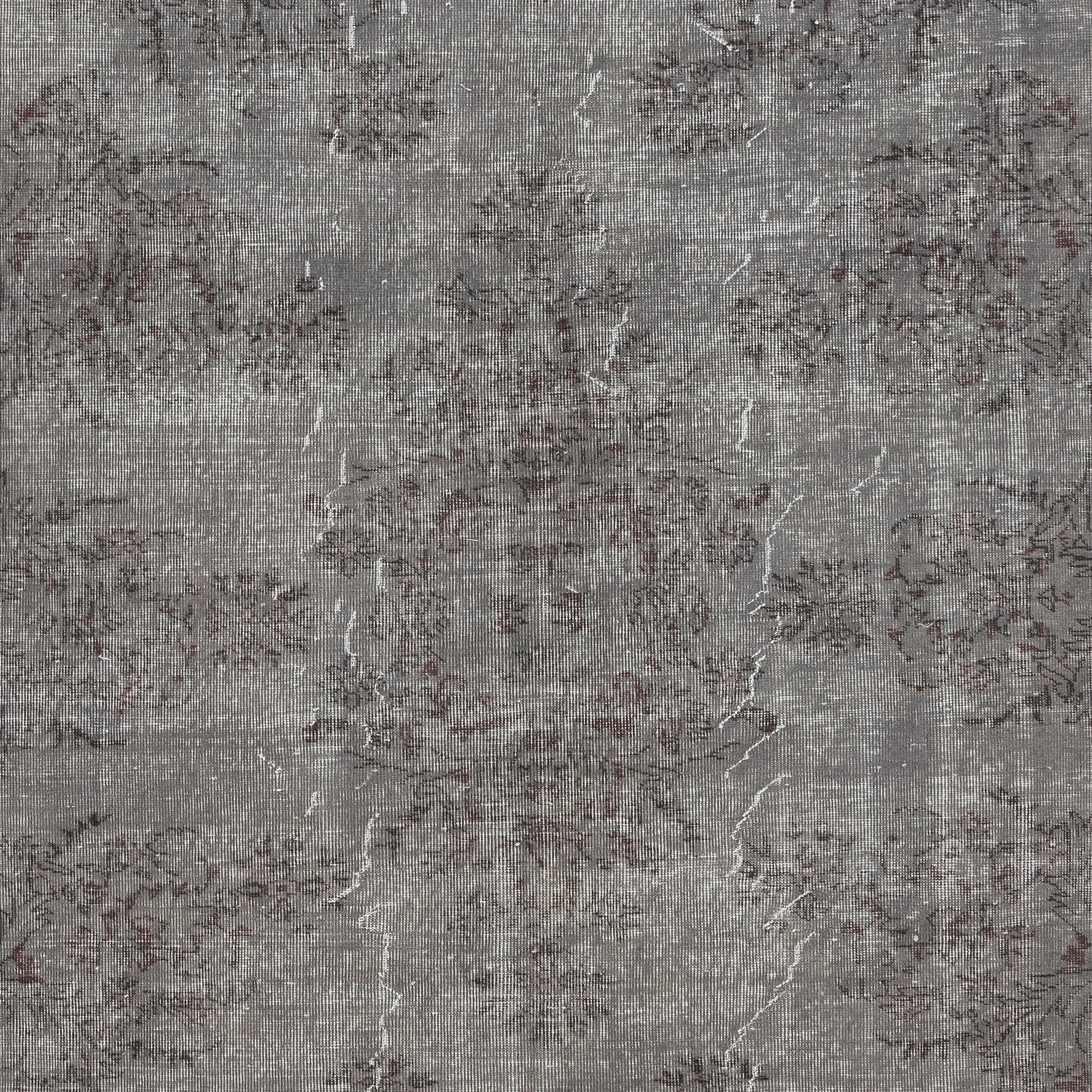 Turco Tappeto vintage sovratinto grigio 7x10.5 Ft per interni moderni. Annodato a mano in Turchia in vendita