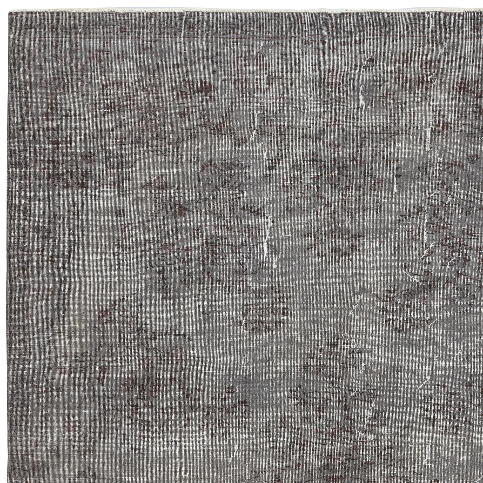 Tappeto vintage sovratinto grigio 7x10.5 Ft per interni moderni. Annodato a mano in Turchia In condizioni buone in vendita a Spring Valley, NY