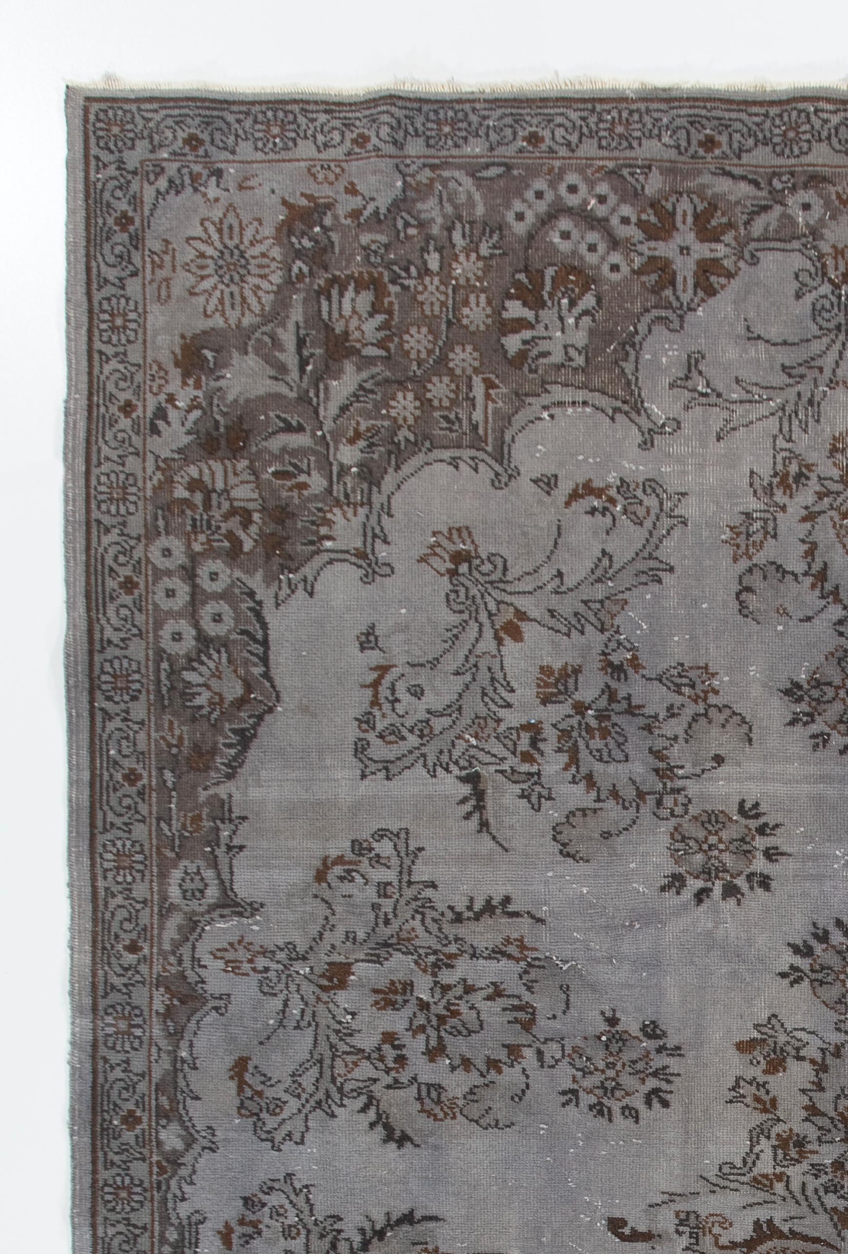 Una alfombra turca vintage teñida a mano en gris para interiores modernos. Finamente anudado a mano, pelo bajo de lana sobre base de algodón. Lavado a fondo. Resistente y puede utilizarse en una zona de mucho tráfico, adecuada tanto para interiores