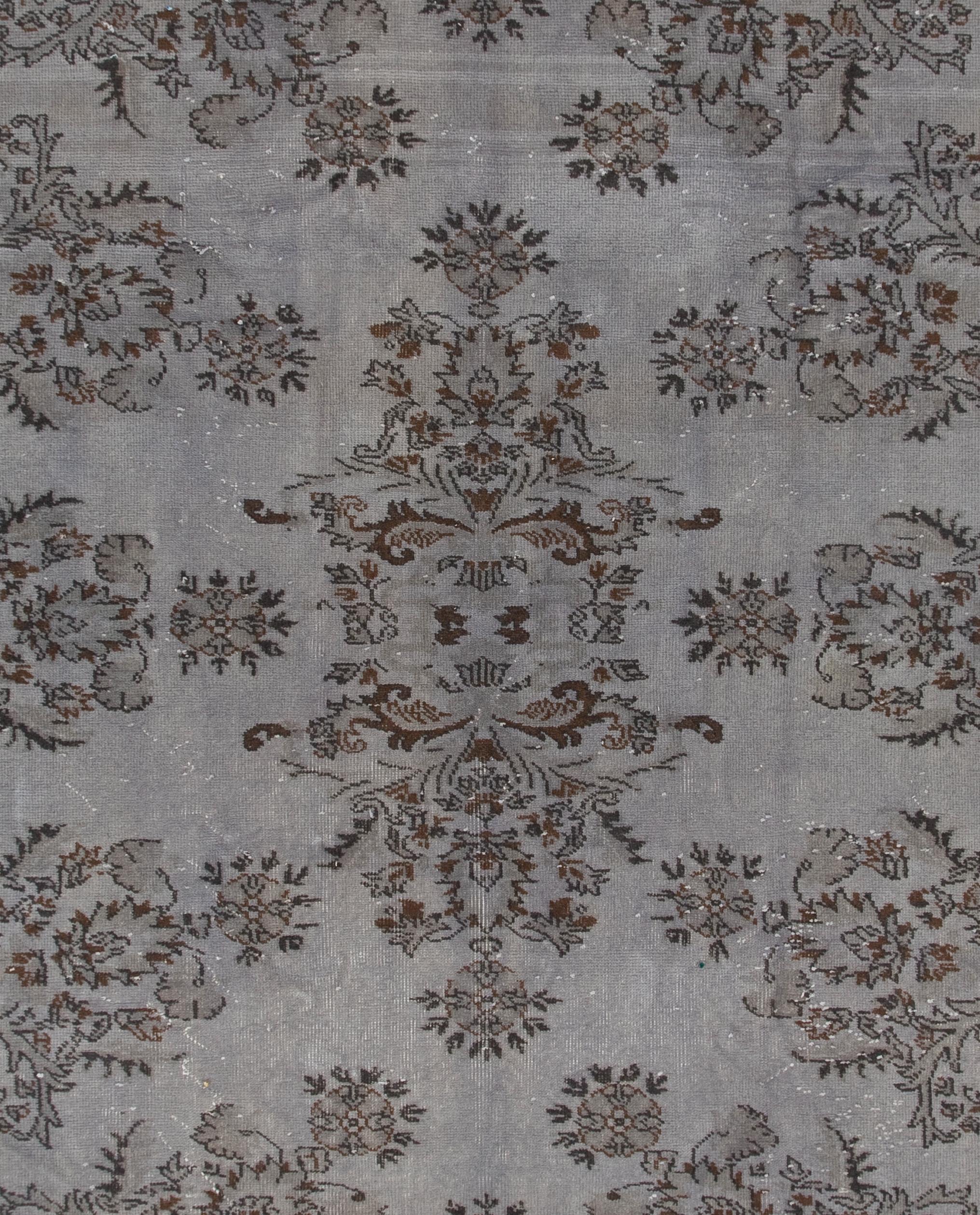 Alfombra Turca Vintage Anudada a Mano de 7x10,5 Pies Teñida de Gris para Interiores Modernos mediados del siglo XX en venta