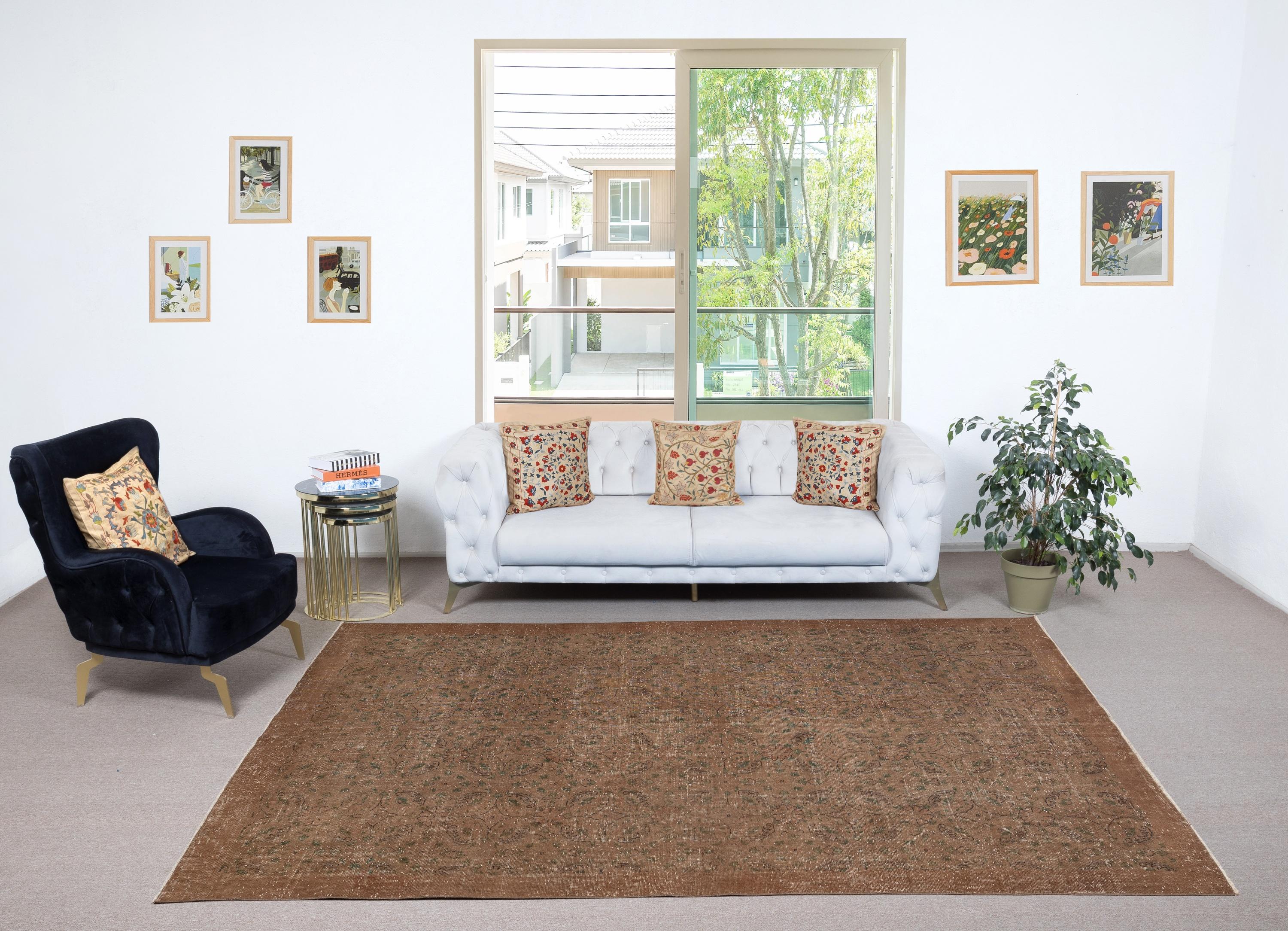 Unsere gefärbten Teppiche sind allesamt handgeknüpfte türkische Vintage-Teppiche, die in unserer Werkstatt sorgfältig restauriert und neu gestaltet wurden, damit sie zu einer breiten Palette von Einrichtungsstilen passen - von modern und