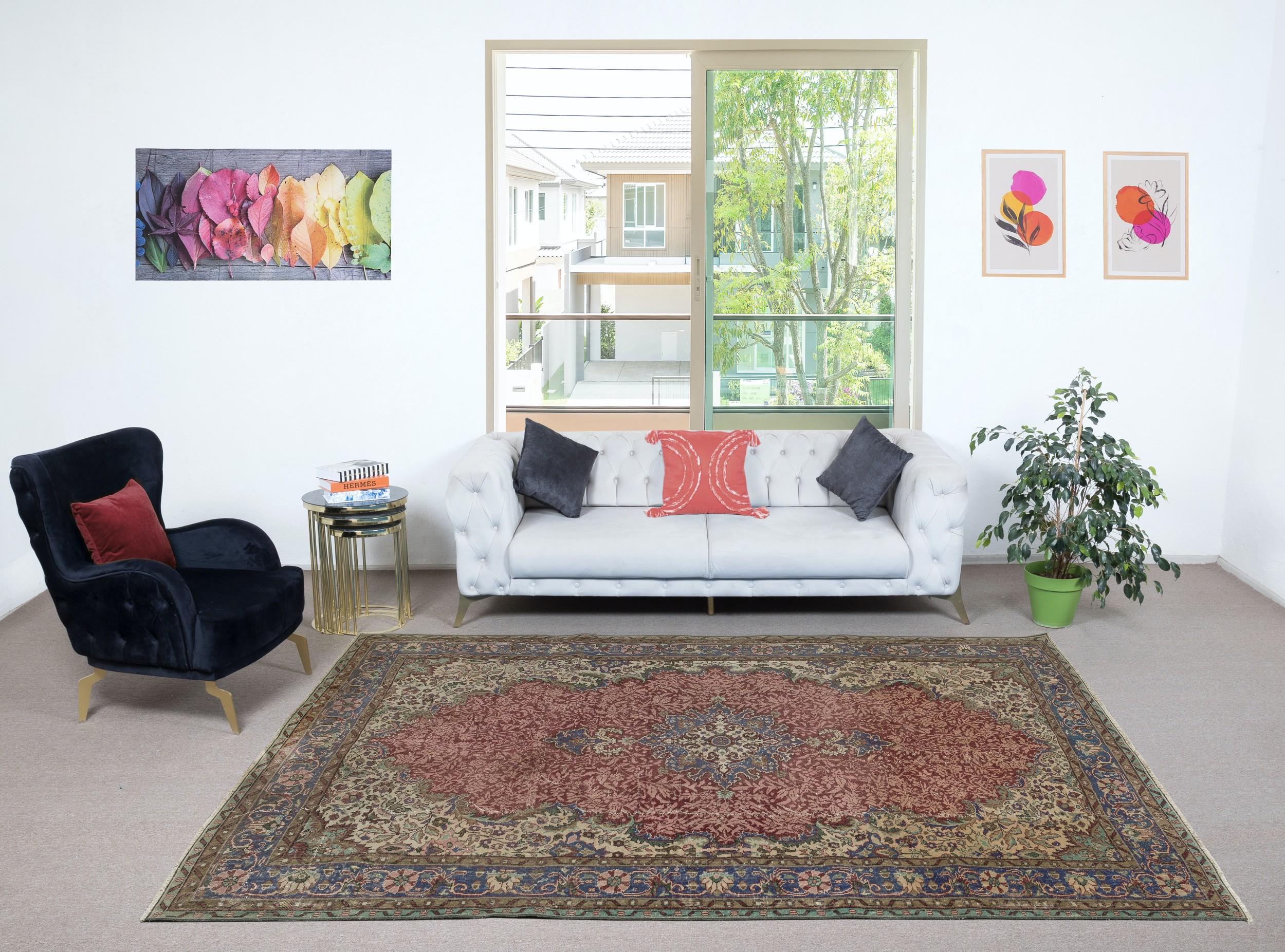 Verleihen Sie Ihrem Zuhause die zeitlose Schönheit dieses traditionellen, handgefertigten türkischen Teppichs im Vintage-Stil. Er ist ein handgeknüpftes Meisterwerk aus einer luxuriösen Mischung aus Wolle und Baumwolle. Dieser Teppich wird von