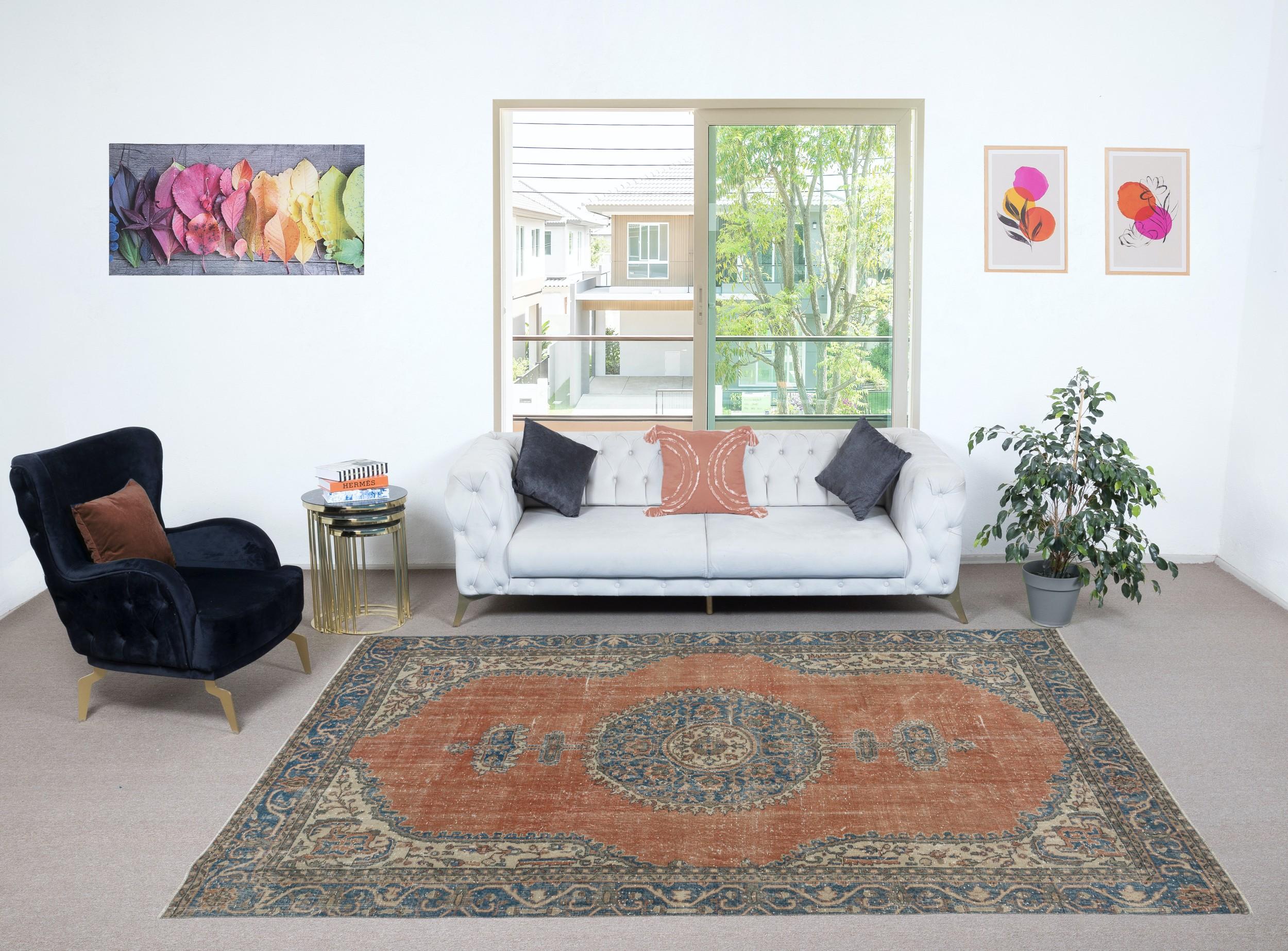 Verleihen Sie Ihrem Zuhause die zeitlose Schönheit dieses traditionellen, handgefertigten türkischen Teppichs im Vintage-Stil. Er ist ein handgeknüpftes Meisterwerk aus einer luxuriösen Mischung aus Wolle und Baumwolle. Dieser Teppich wird von