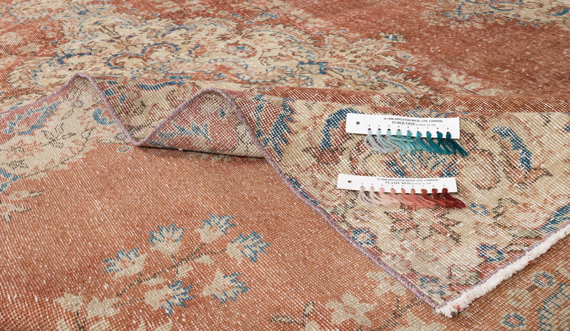 Unsere sonnenverblassten Teppiche sind allesamt einzigartige, handgeknüpfte, 50-70 Jahre alte Vintage-Stücke. Jeder von ihnen zeichnet sich durch eine einzigartige, handgefertigte Ästhetik aus, die aus der jahrhundertealten türkischen Teppichweberei