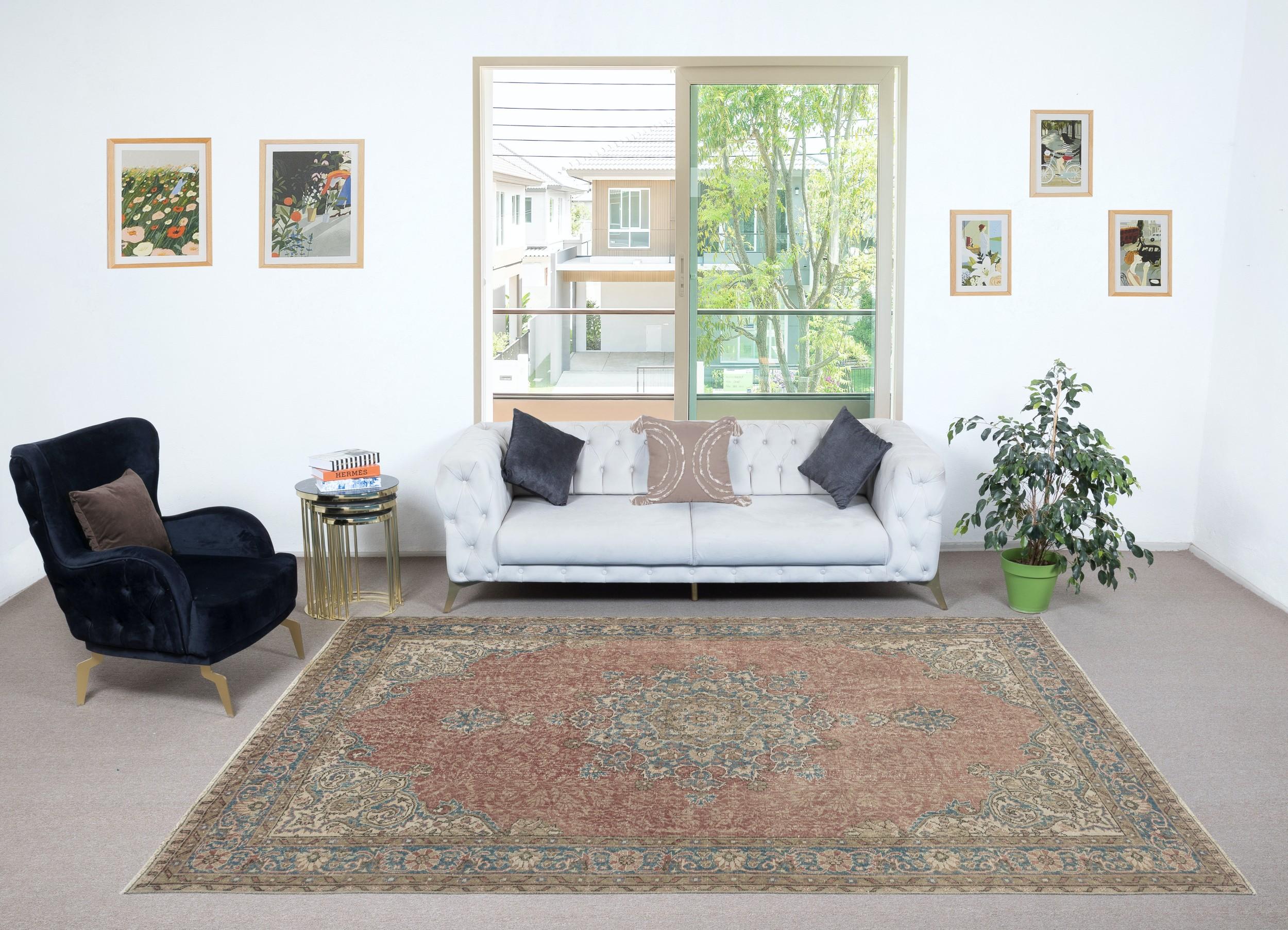 Infondi nella tua casa la bellezza senza tempo di questo tradizionale tappeto turco vintage fatto a mano, un capolavoro annodato a mano e realizzato con una lussuosa miscela di lana e cotone. Tessuto da abili artigiani con tecniche secolari, questo