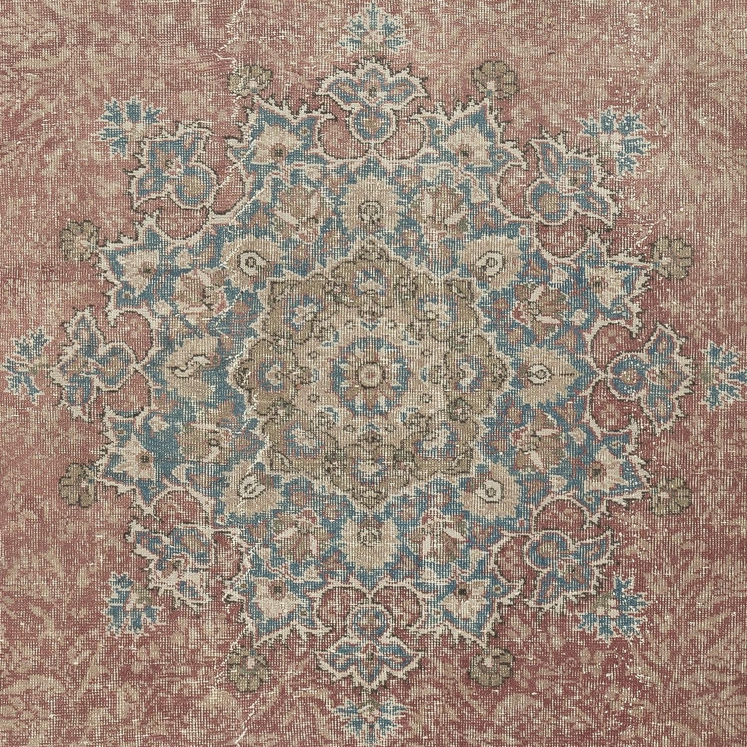 Annodato a mano Tappeto Vintage in lana fatto a mano 7x10.5 Ft. Tappeto turco unico nel suo genere in vendita
