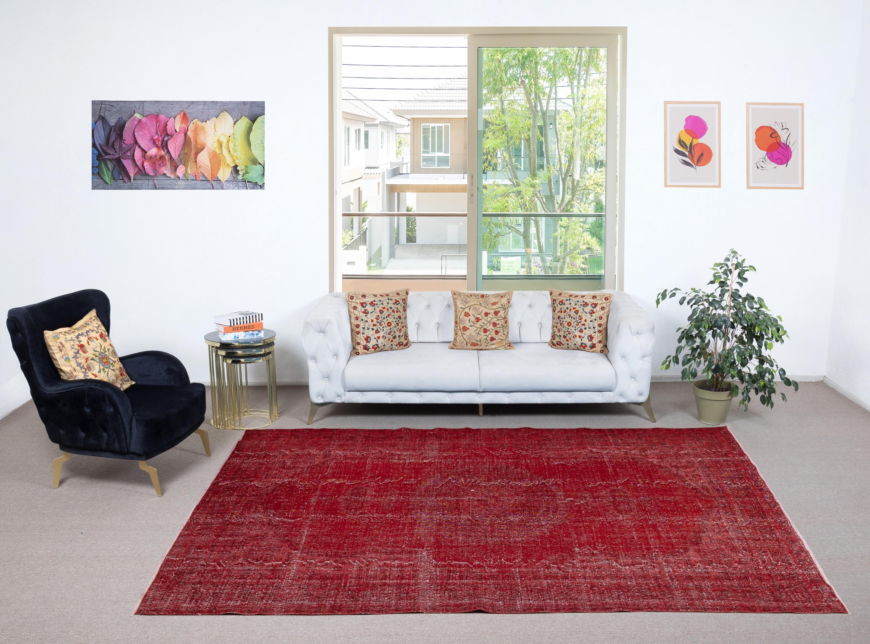 Unsere gefärbten Teppiche sind allesamt handgeknüpfte türkische Vintage-Teppiche, die in unserer Werkstatt sorgfältig restauriert und neu gestaltet wurden, damit sie zu einer breiten Palette von Einrichtungsstilen passen - von modern und