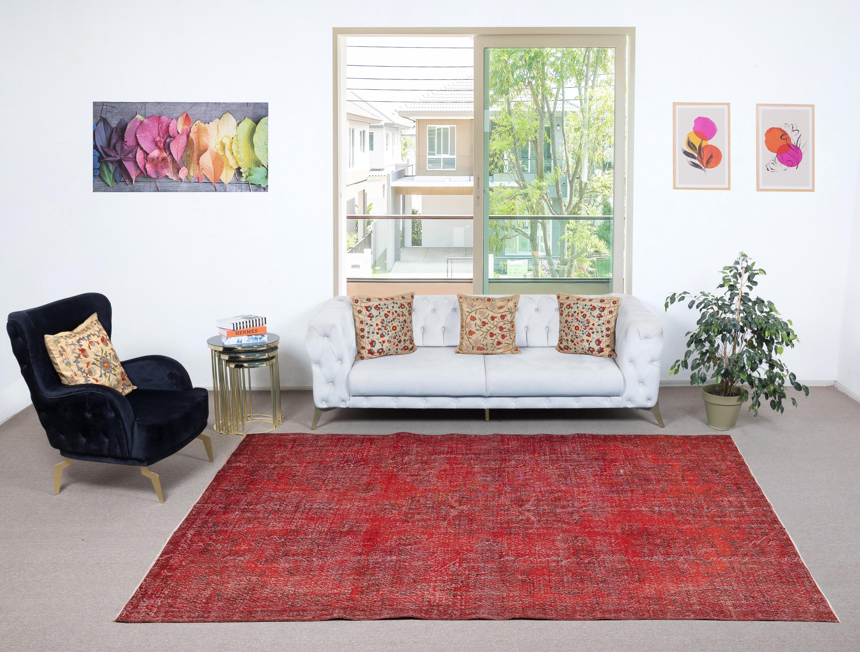 Unsere gefärbten Teppiche sind allesamt handgeknüpfte türkische Vintage-Teppiche, die in unserer Werkstatt sorgfältig restauriert und neu gestaltet wurden, damit sie zu einer breiten Palette von Einrichtungsstilen passen - von modern und